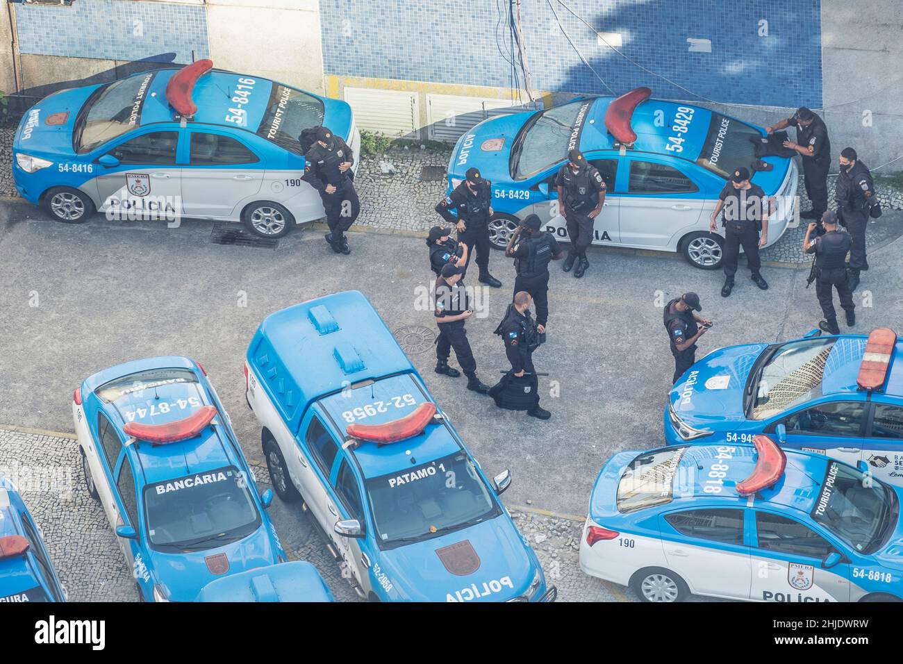 Vista elevada de los vehículos y oficinas de PM (Policia Militar), Río de Janeiro, Brasil Foto de stock