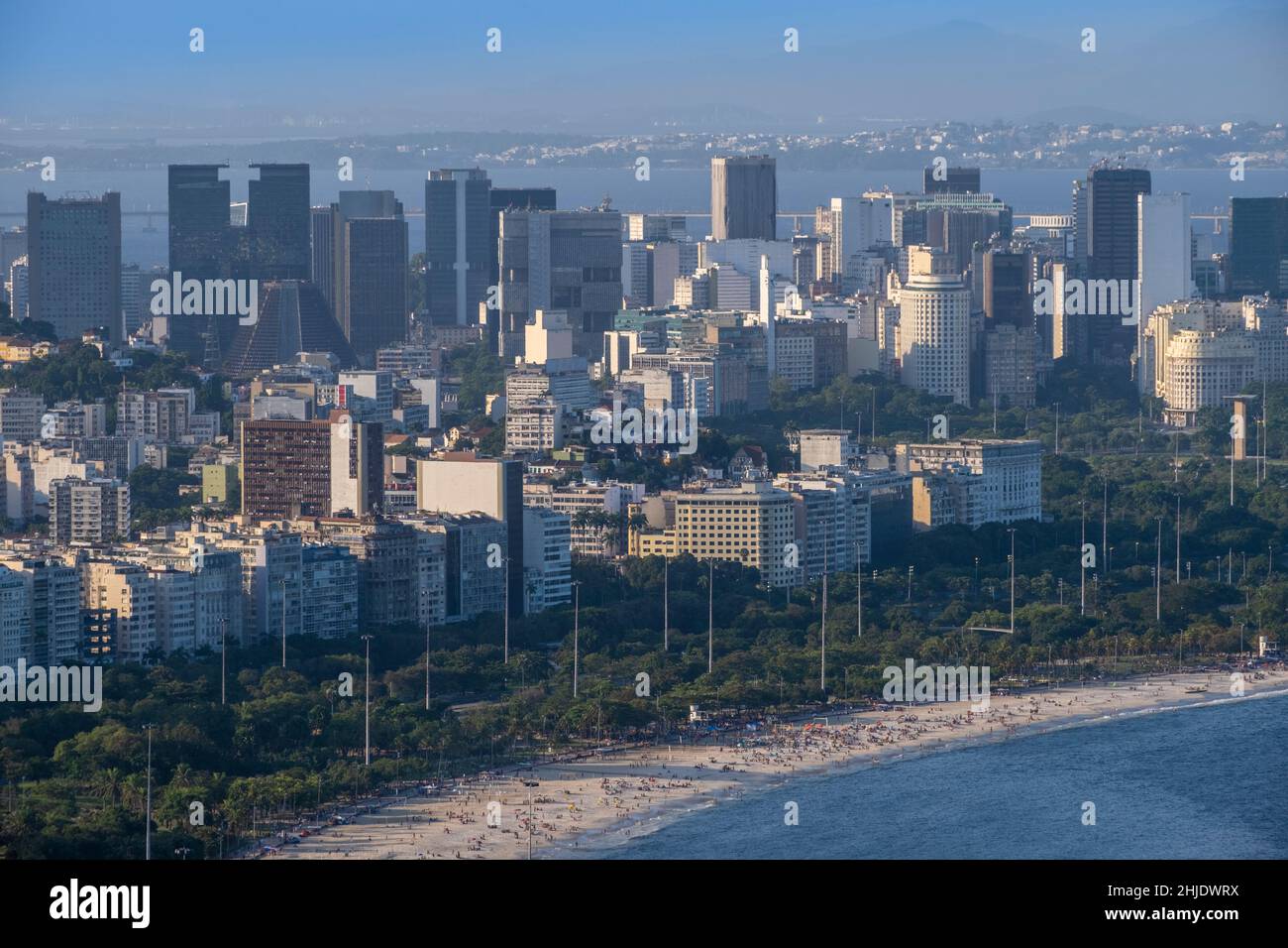 Playa Flamengo, hoteles y apartamentos en frente del centro de Río Skykline - Distrito Central de Negocios (CBD), con el edificio Petrobras y la catedral de la ciudad Foto de stock