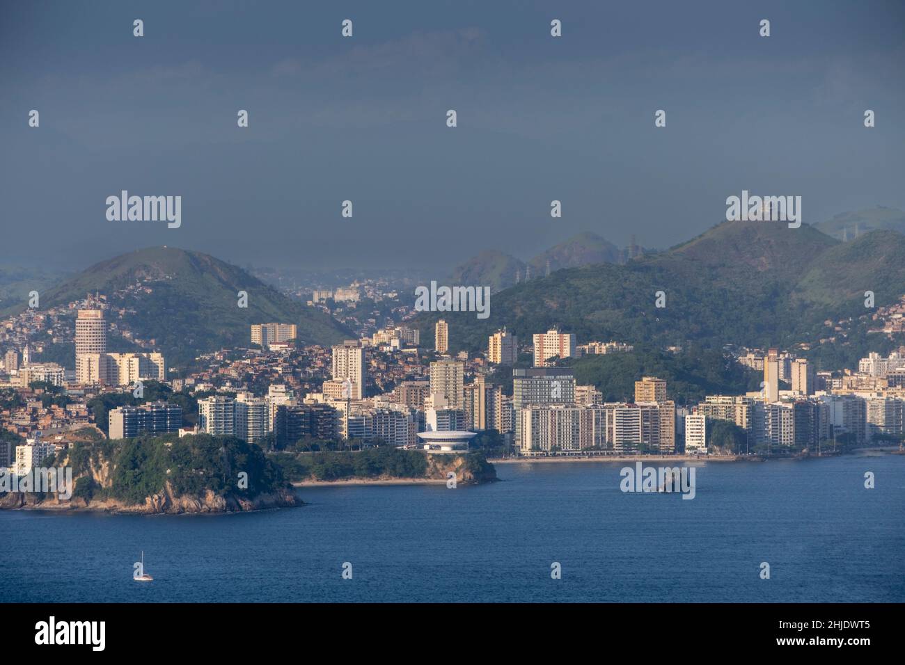 Niteroi, Río de Janeiro, Brasil. Vista elevada del centro de Niteroi. Galería MAC de Oscar Niemeyer (primer plano) Playa Icarai y favela Morro do Estado Foto de stock