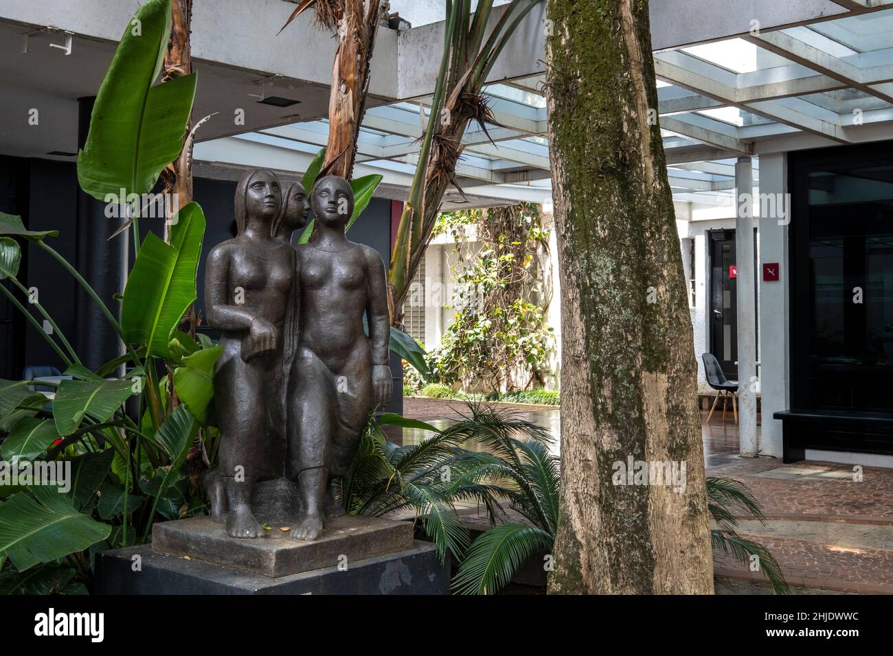 Escultura Tres Jornos de Lasar Segall, en el jardín del Museo Lasar Segall (Museu Lasar Segall) arquitecto: Gregori Warchavchik, São Paulo, Brasil Foto de stock