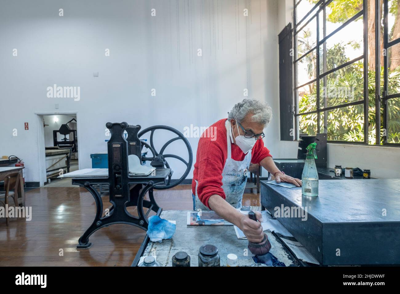 Artista que trabaja en un estudio de litografía e impresión, Lasar Segall Museum (Museu Lasar Segall) arquitecto: Gregori Warchavchick, Vila Mariana, São Paulo Foto de stock