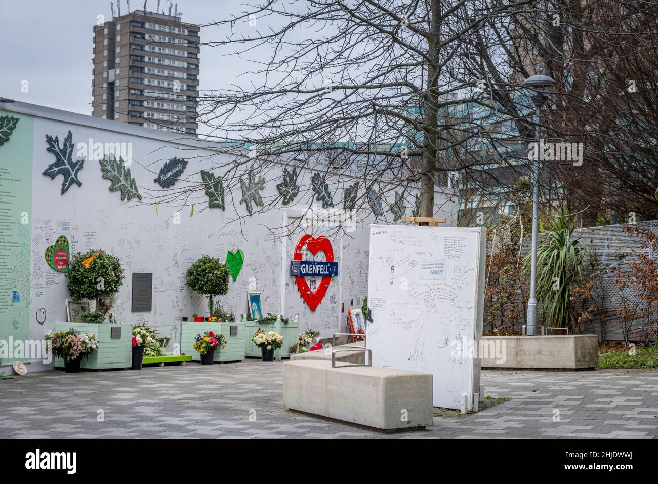 El Muro Conmemorativo de la Torre Grenfell, que conmemora a los que murieron en el incendio de junio de 2017 como resultado del revestimiento de aluminio, North Kensington, Londres Foto de stock