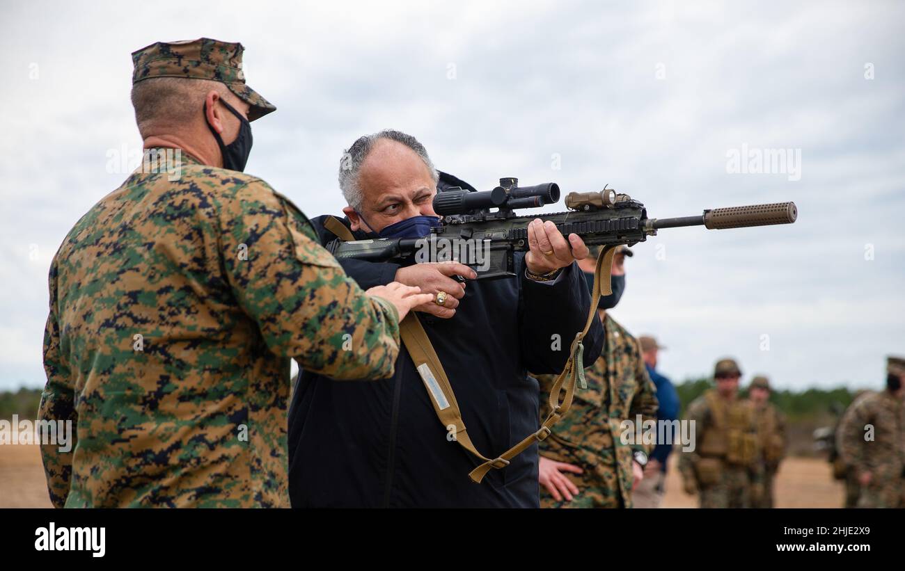 Camp Lejeune, Estados Unidos. 28th de Ene de 2022. El Secretario de la Marina de los Estados Unidos, Carlos Del Toro, muestra cómo despedir un fusil automático de infantería de M27 durante una visita a la zona de fuego con la II Fuerza Expedicionaria Marina, 28 de enero de 2022, en Camp Lejeune, Carolina del Norte. Crédito: LCPL. Ryan Ramsammy/US Marines/Alamy Live News Foto de stock