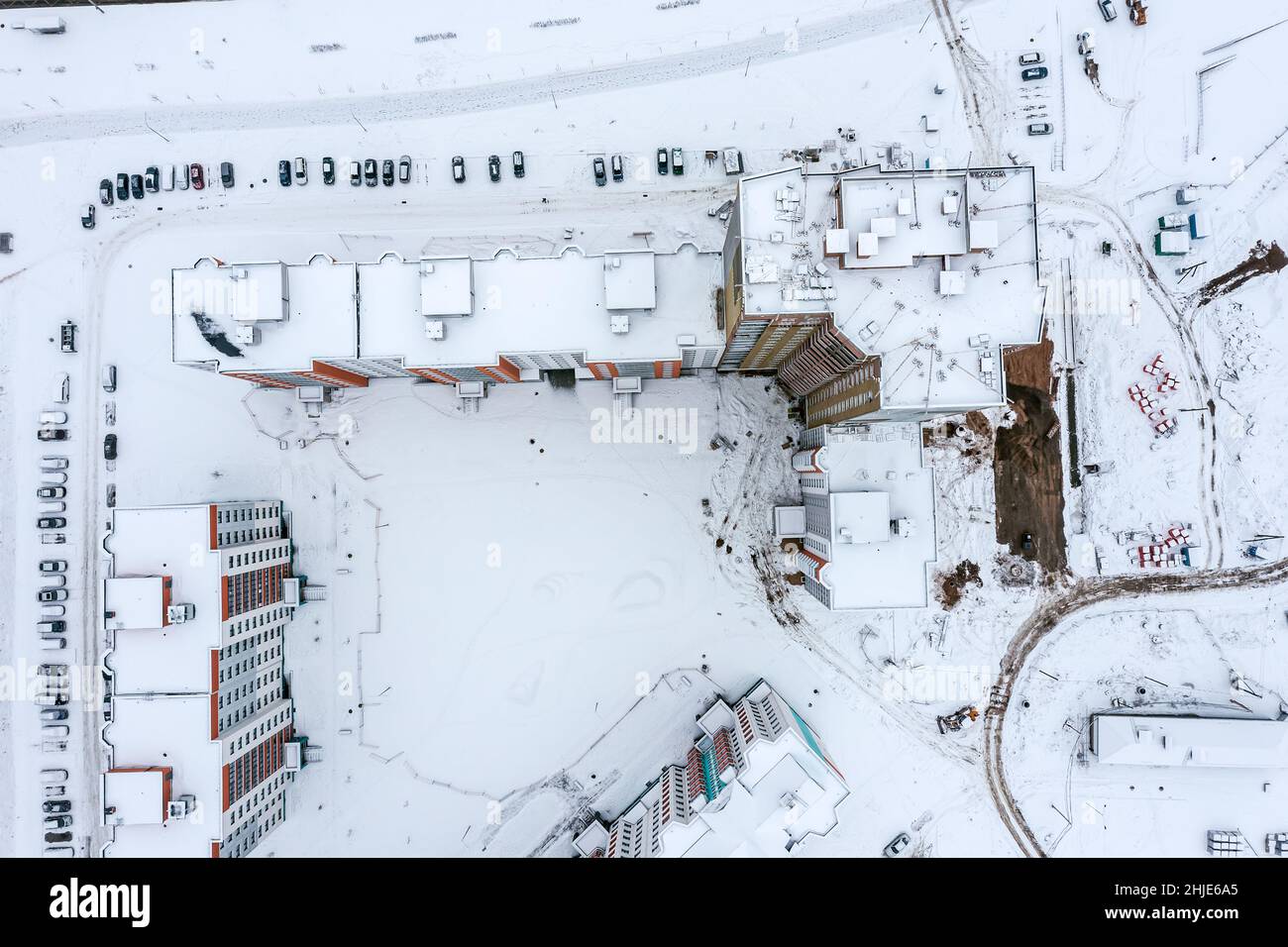 vista aérea de edificios residenciales de gran altura en invierno. fotografía aérea con drone. Foto de stock