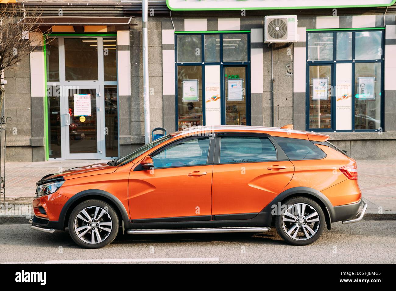 Orange Lada Vesta SW Cross Car estacionado en la calle. Vista lateral  Fotografía de stock - Alamy