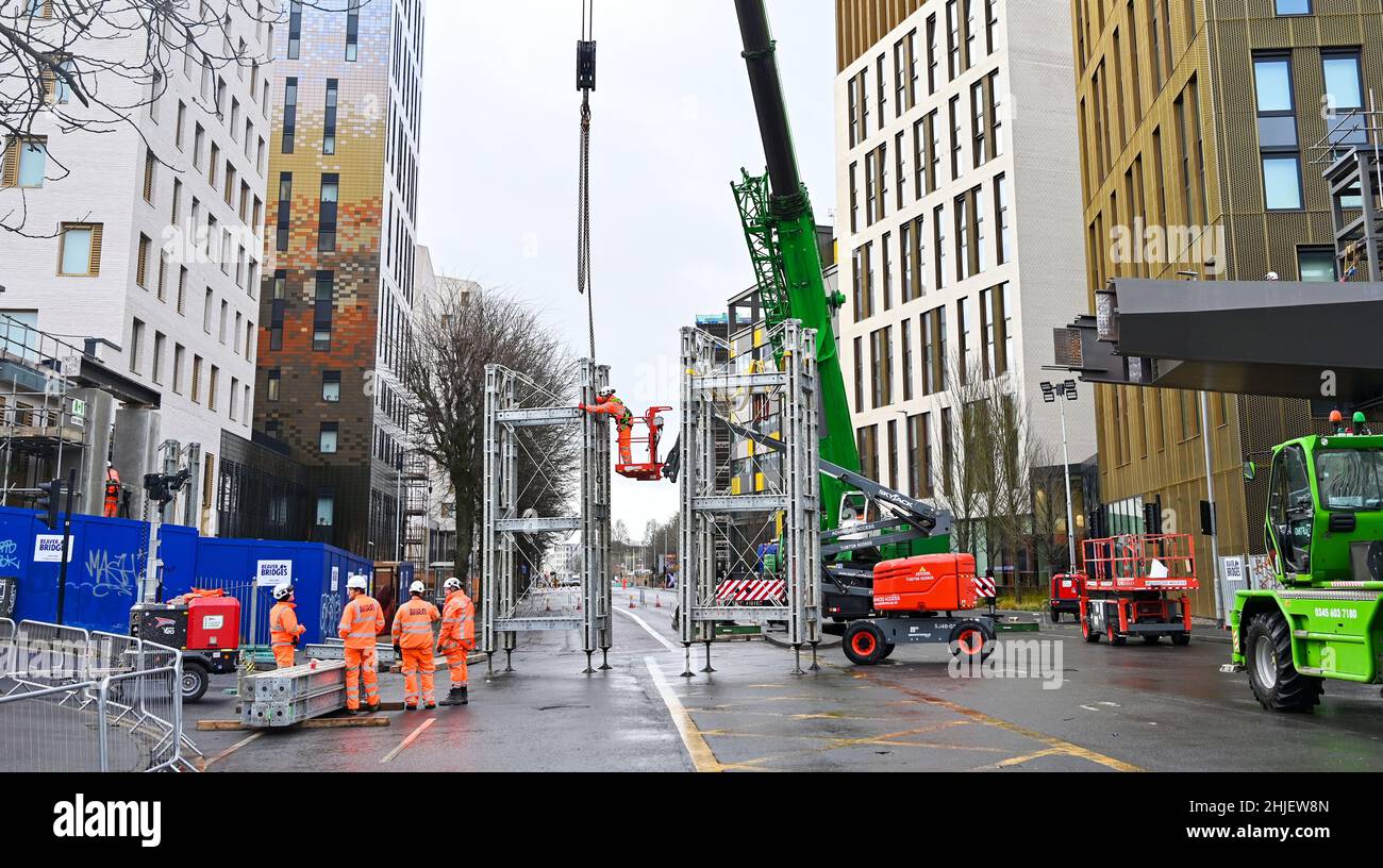 Brighton Reino Unido 29th de enero de 2022 - La construcción del nuevo puente peatonal de la Universidad de Brighton por Beaver Bridges que tiene lugar este fin de semana, haciendo que la carretera principal de Lewes hacia el centro de la ciudad esté cerrada. El nuevo puente peatonal conecta el campus de Moulsecoomb con el desarrollo de Preston Park al otro lado de la carretera y forma parte del proyecto Big Build de la Universidad de Brighton: Credit Simon Dack / Alamy Live News Foto de stock