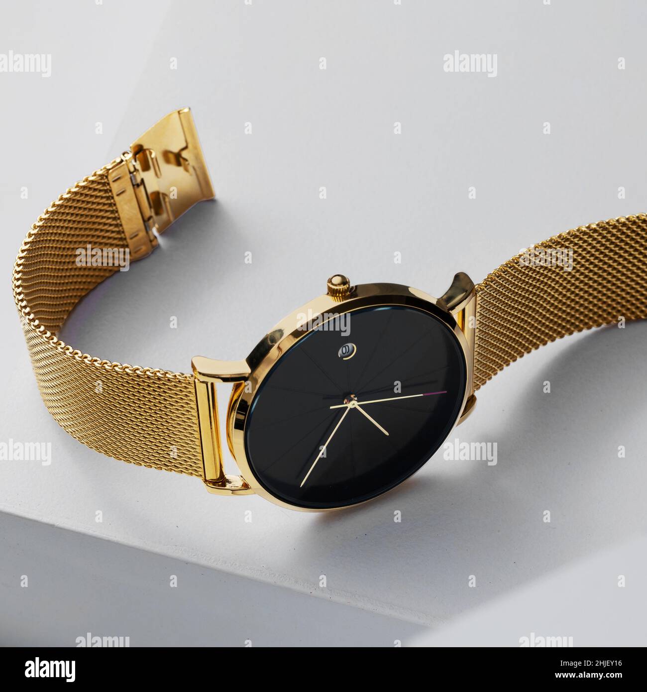 Foto de un reloj con correa metálica dorada aislada sobre fondo blanco  Fotografía de stock - Alamy
