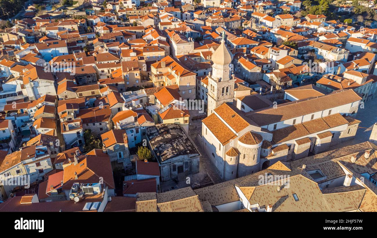 Vista aérea de la histórica ciudad adriática de Krk , isla de Krk, bahía de Kvarner del mar adriático, Croacia, Europa Foto de stock