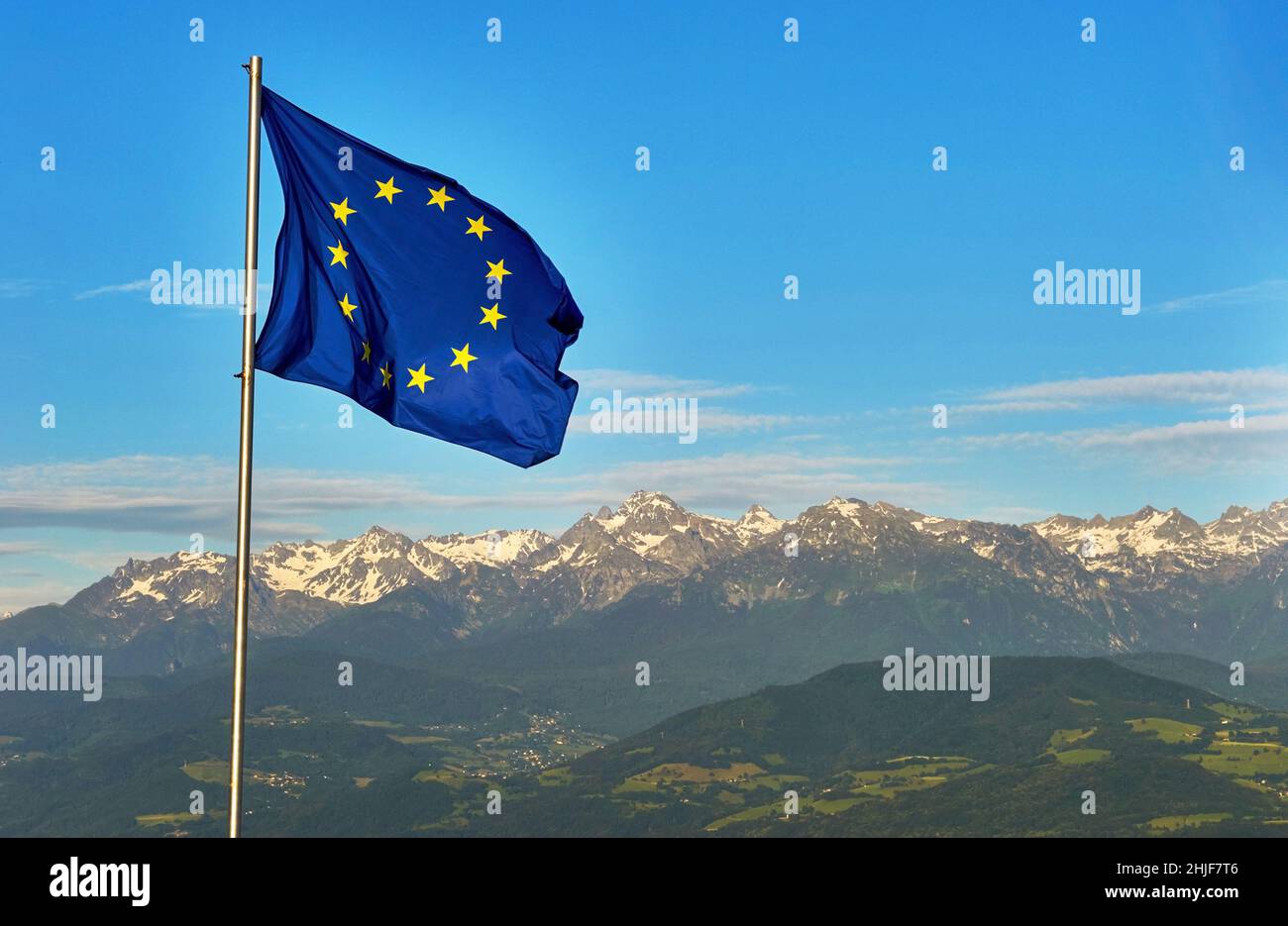 Bandera de la UE en los Alpes franceses Foto de stock