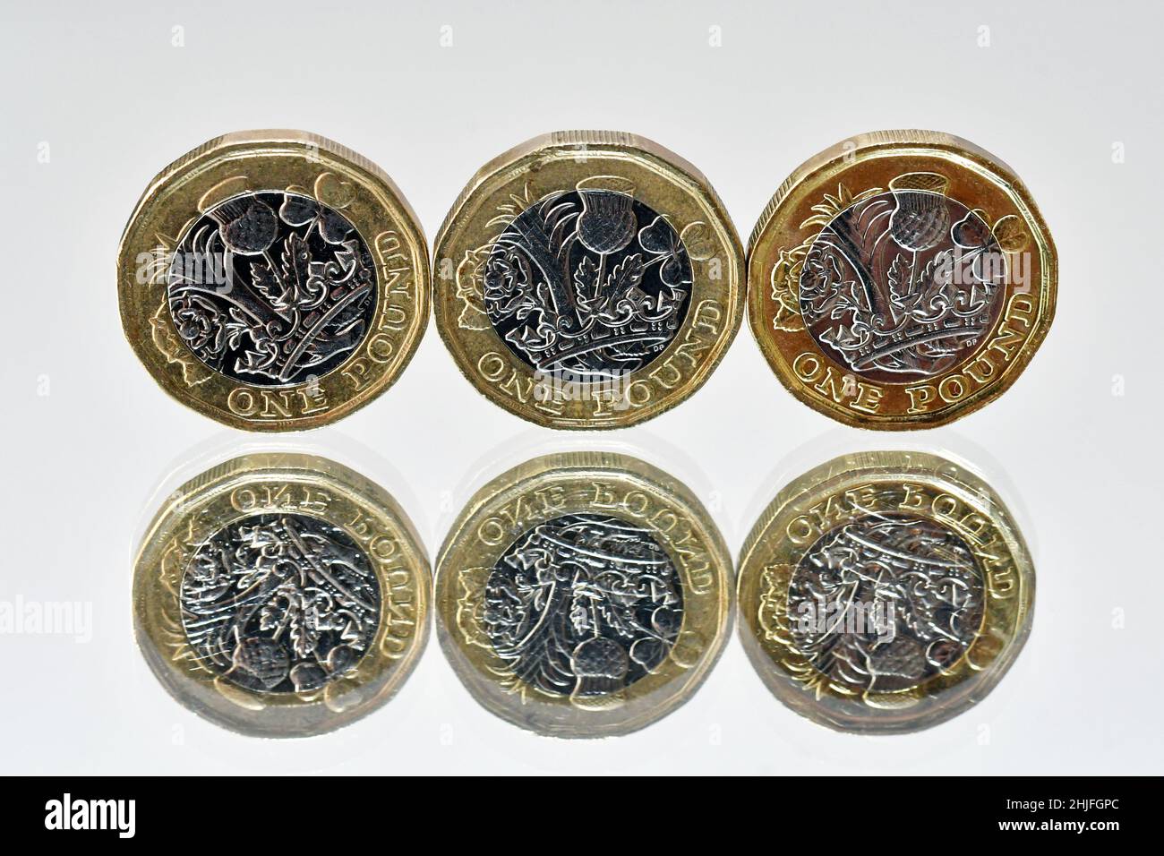 Fila de monedas de una libra fotografías e imágenes de alta resolución -  Alamy