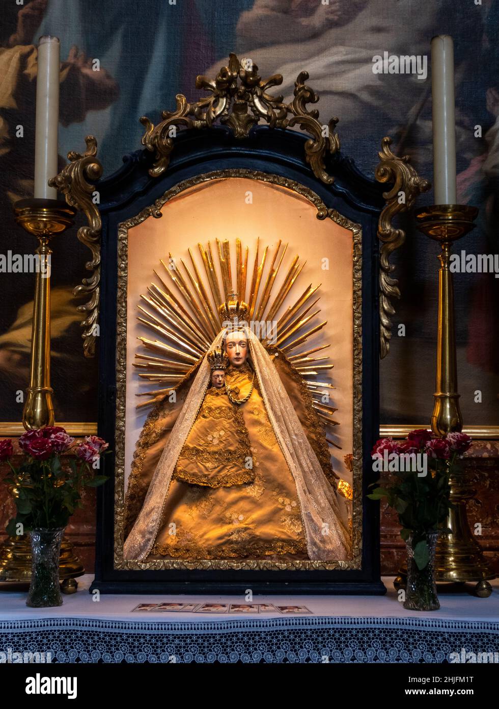 Icono religioso dentro de la iglesia de Karlskirche en Viena, Austria Foto de stock