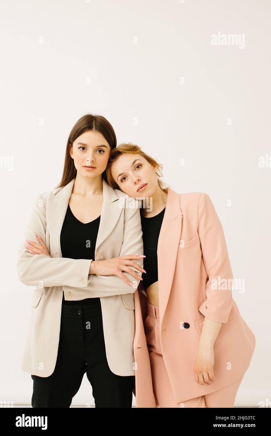 Mujeres jóvenes con estilo en trajes pastel juntos, concepto de moda - foto  de stock Fotografía de stock - Alamy