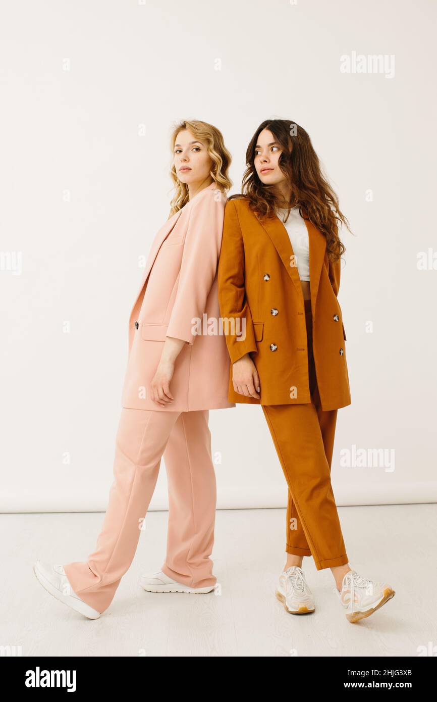 Mujeres jóvenes con estilo en trajes pastel juntos, concepto de moda - foto  de stock Fotografía de stock - Alamy