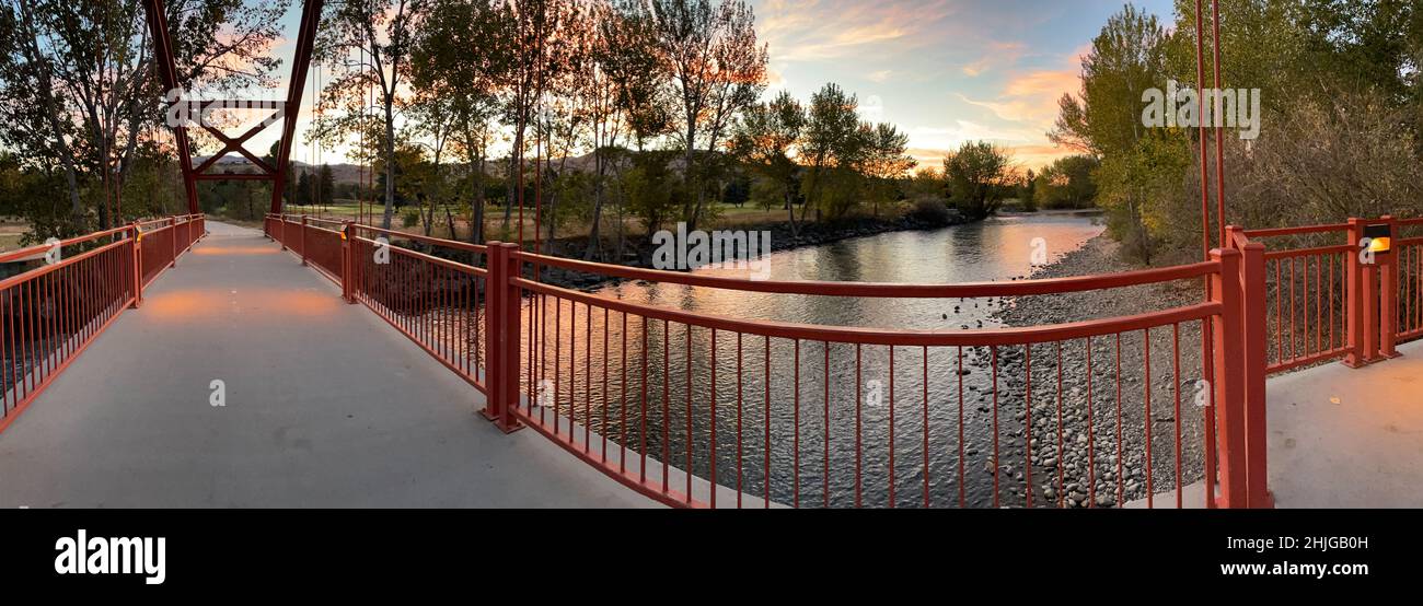 Amanecer en otoño desde el puente peatonal Baybrook Court, cruzando el río Boise, cerca del campo de golf Warm Springs Foto de stock