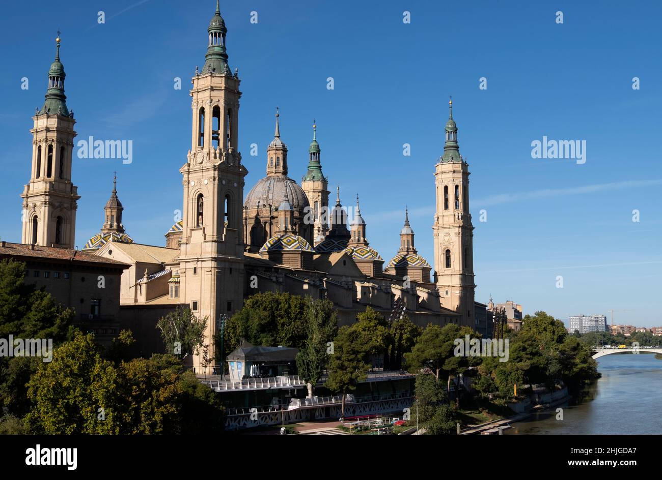 La CatedralBasílica de Nuestra Señora del Pilar vista desde el río
