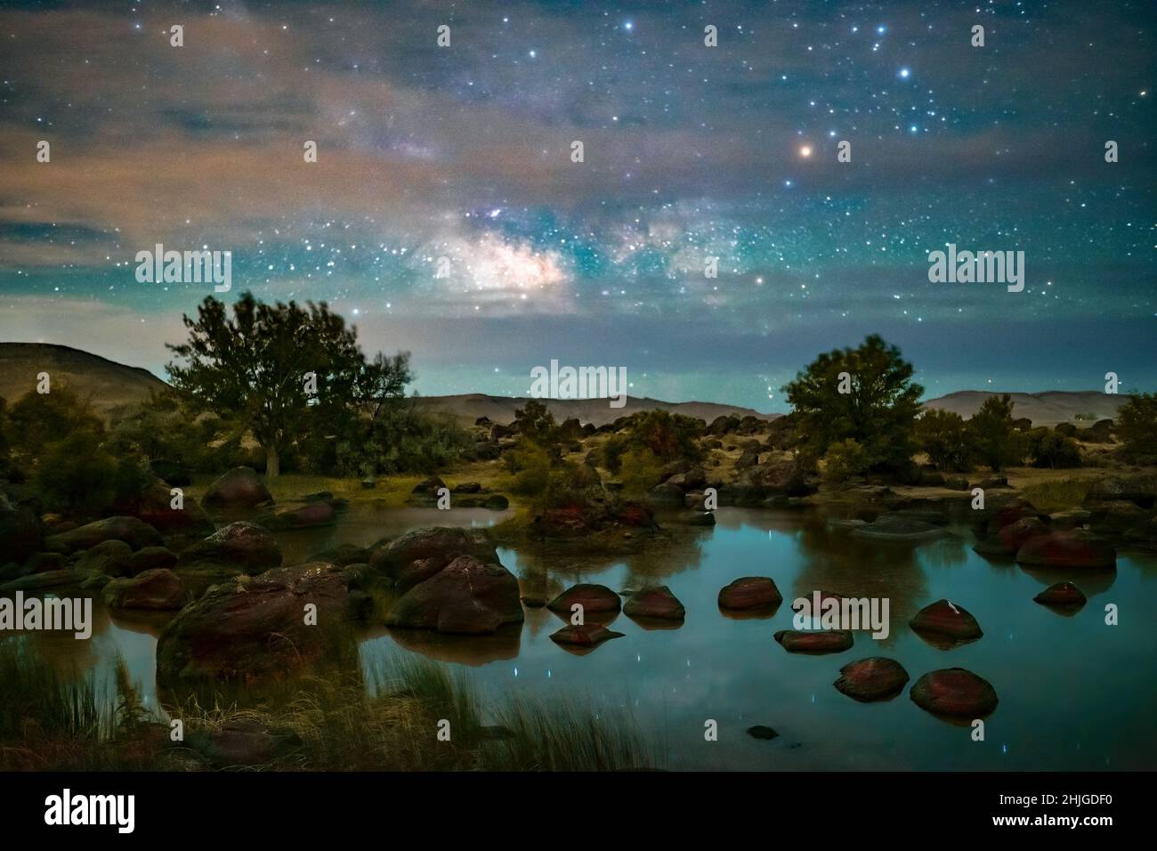 La fotografía astral en el Lago Halverson de Idaho resulta en la producción de una imagen de paisaje de ensueño. Foto de stock