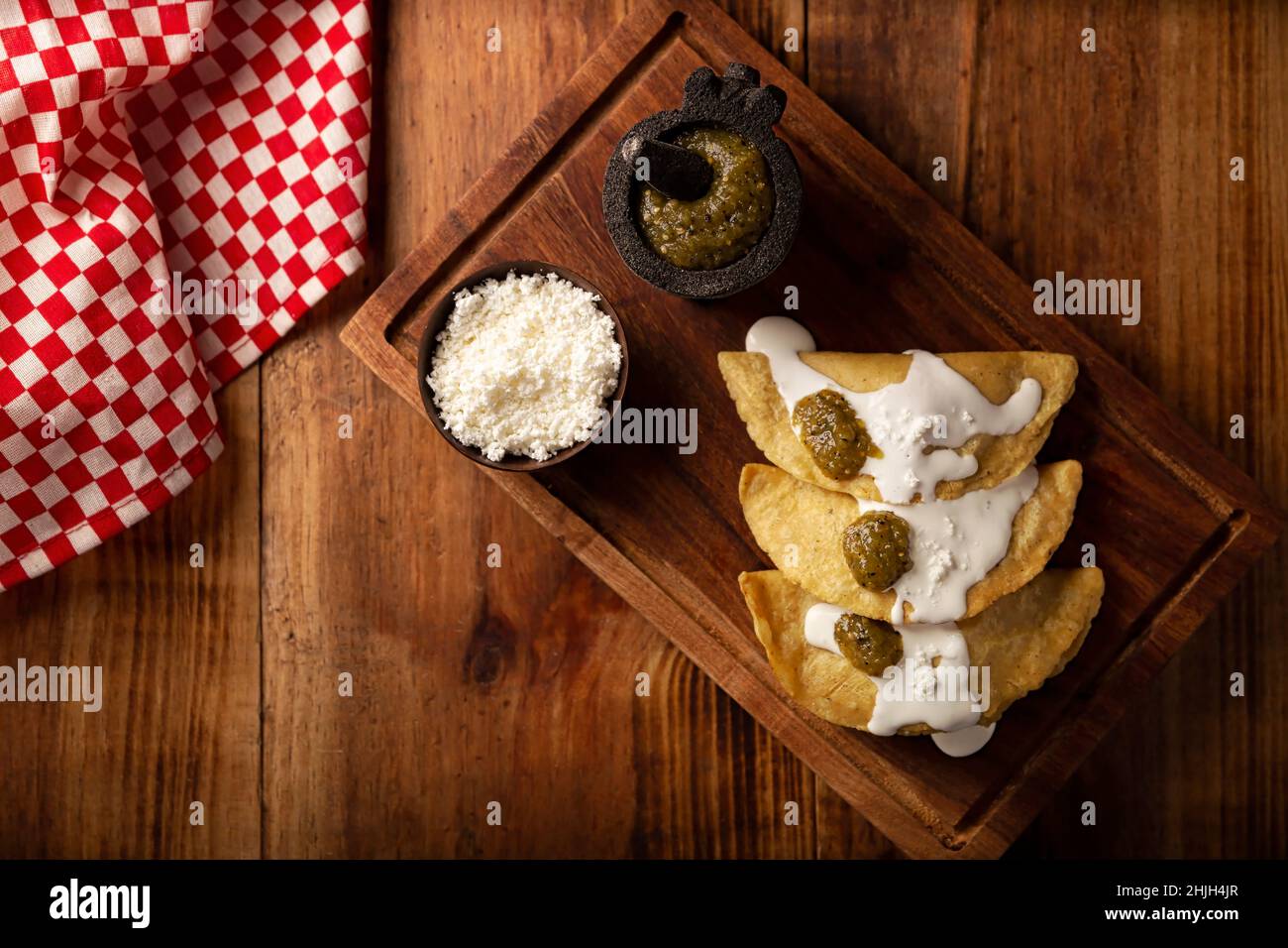 Quesadillas fritas. Tradicional aperitivo mexicano 'garnacha'. Tortilla