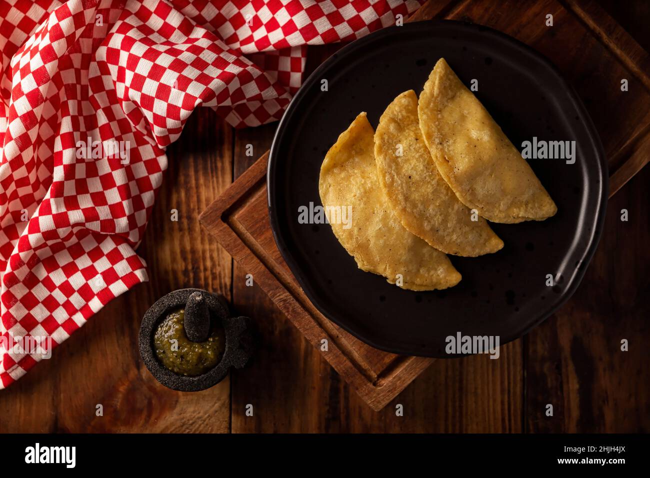 Quesadillas fritas. Tradicional aperitivo mexicano 'garnacha'. Tortilla