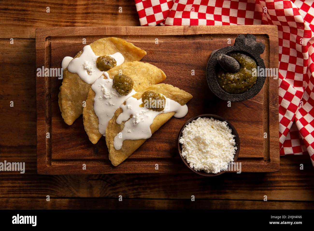 Quesadillas fritas. Tradicional aperitivo mexicano 'garnacha'. Tortilla
