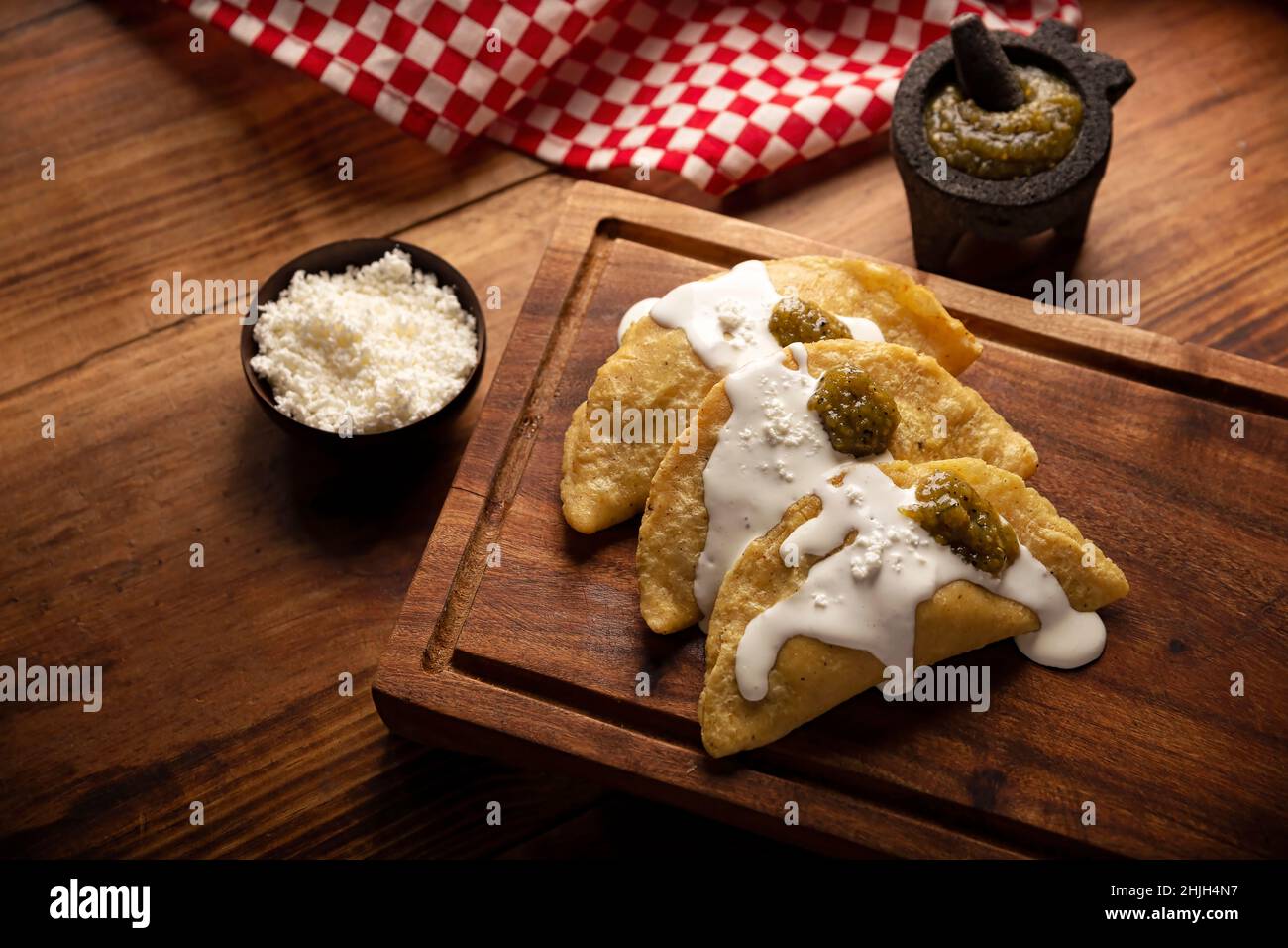 Quesadillas fritas. Tradicional aperitivo mexicano 'garnacha'. Tortilla