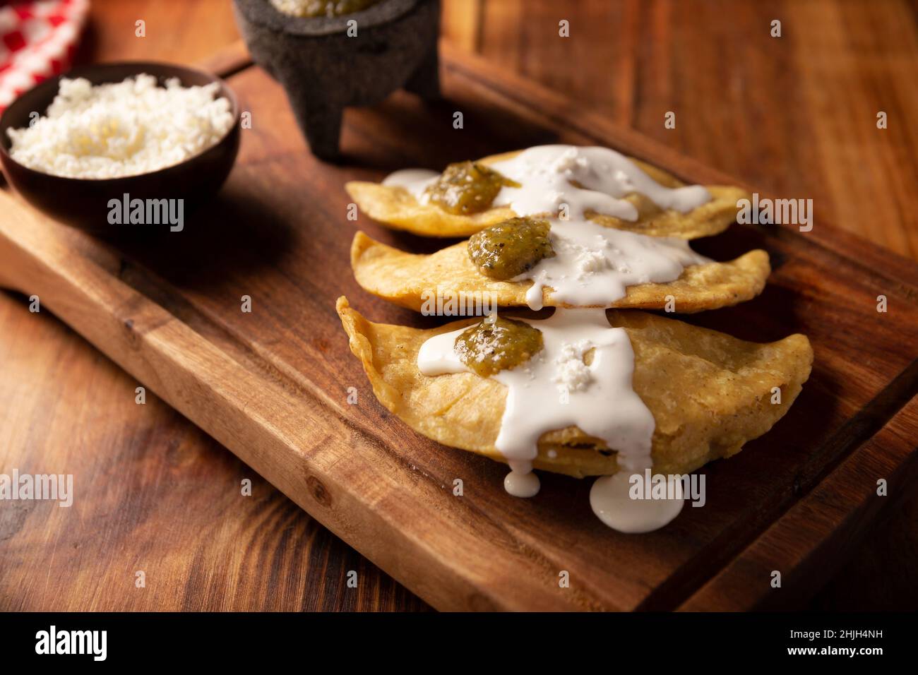 Quesadillas fritas. Tradicional aperitivo mexicano 'garnacha'. Tortilla