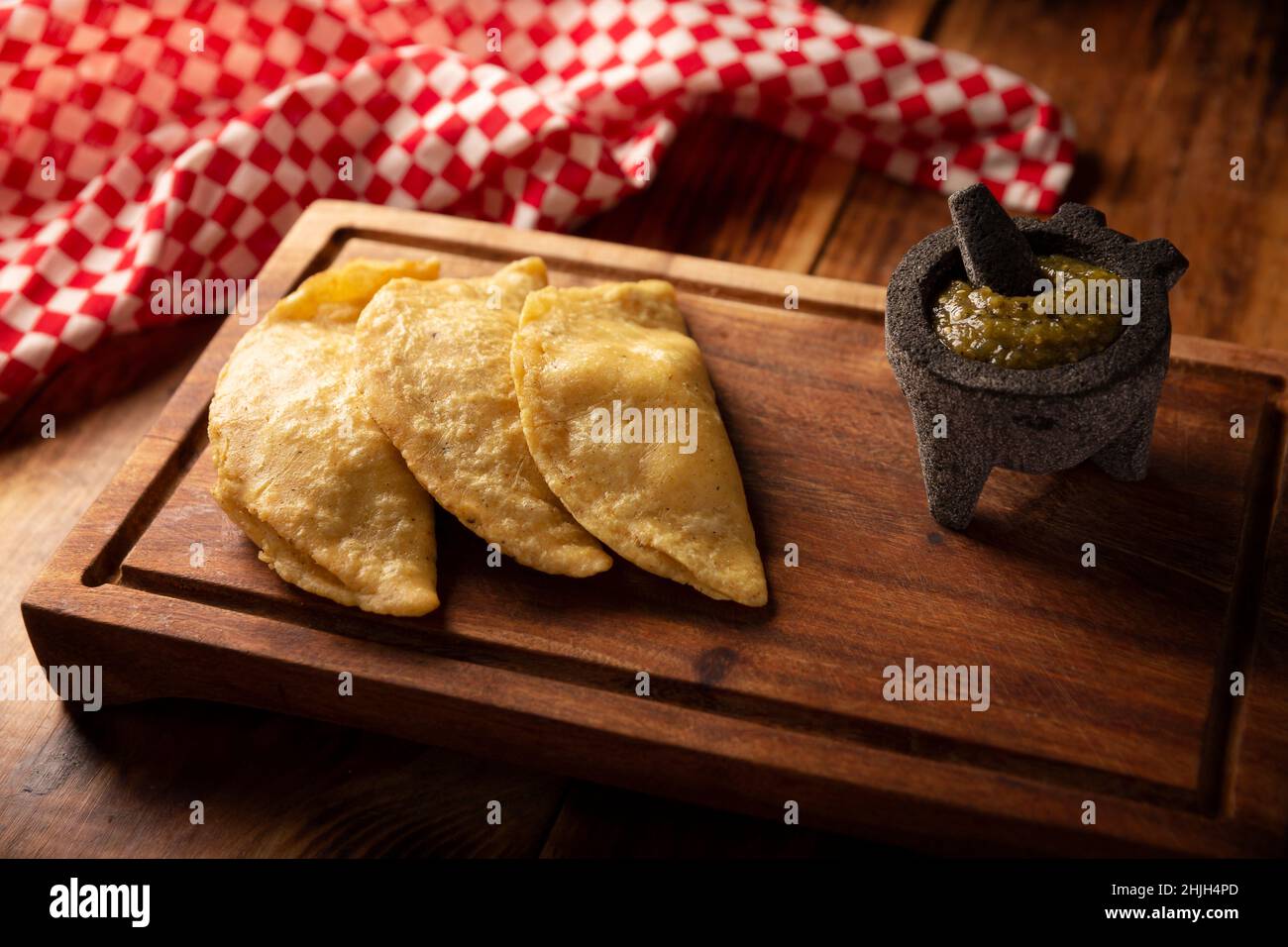Quesadillas fritas. Tradicional aperitivo mexicano 'garnacha'. Tortilla de maíz hecha a mano y