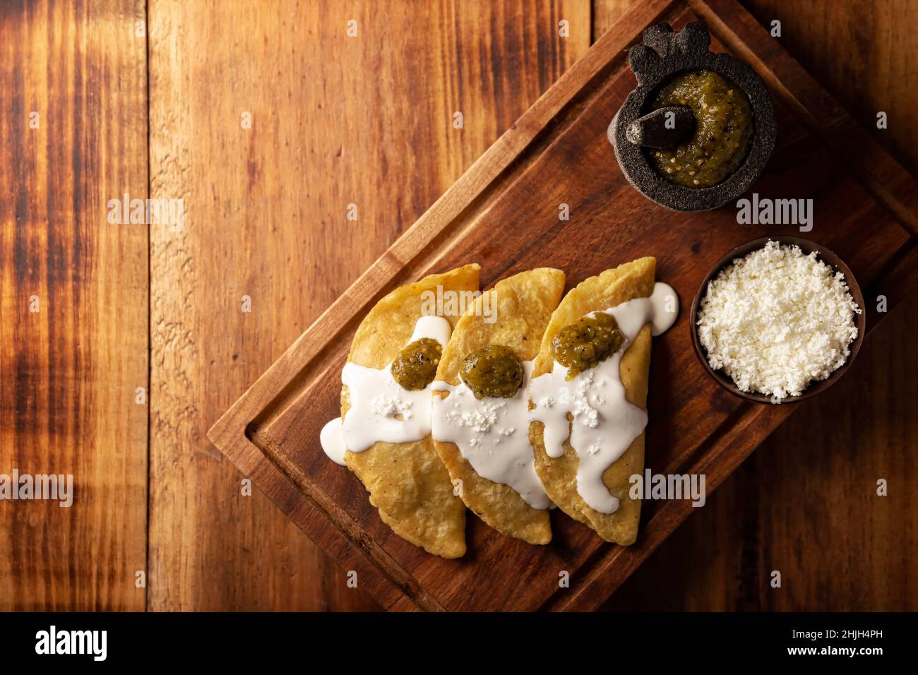 Quesadillas fritas. Tradicional aperitivo mexicano 'garnacha'. Tortilla