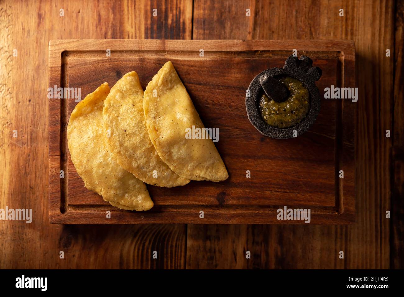 Quesadillas fritas. Tradicional aperitivo mexicano 'garnacha'. Tortilla