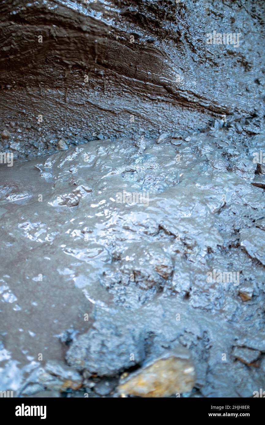 Permafrost derretido que fluye como mierda en la cima del beadrock. Foto de stock
