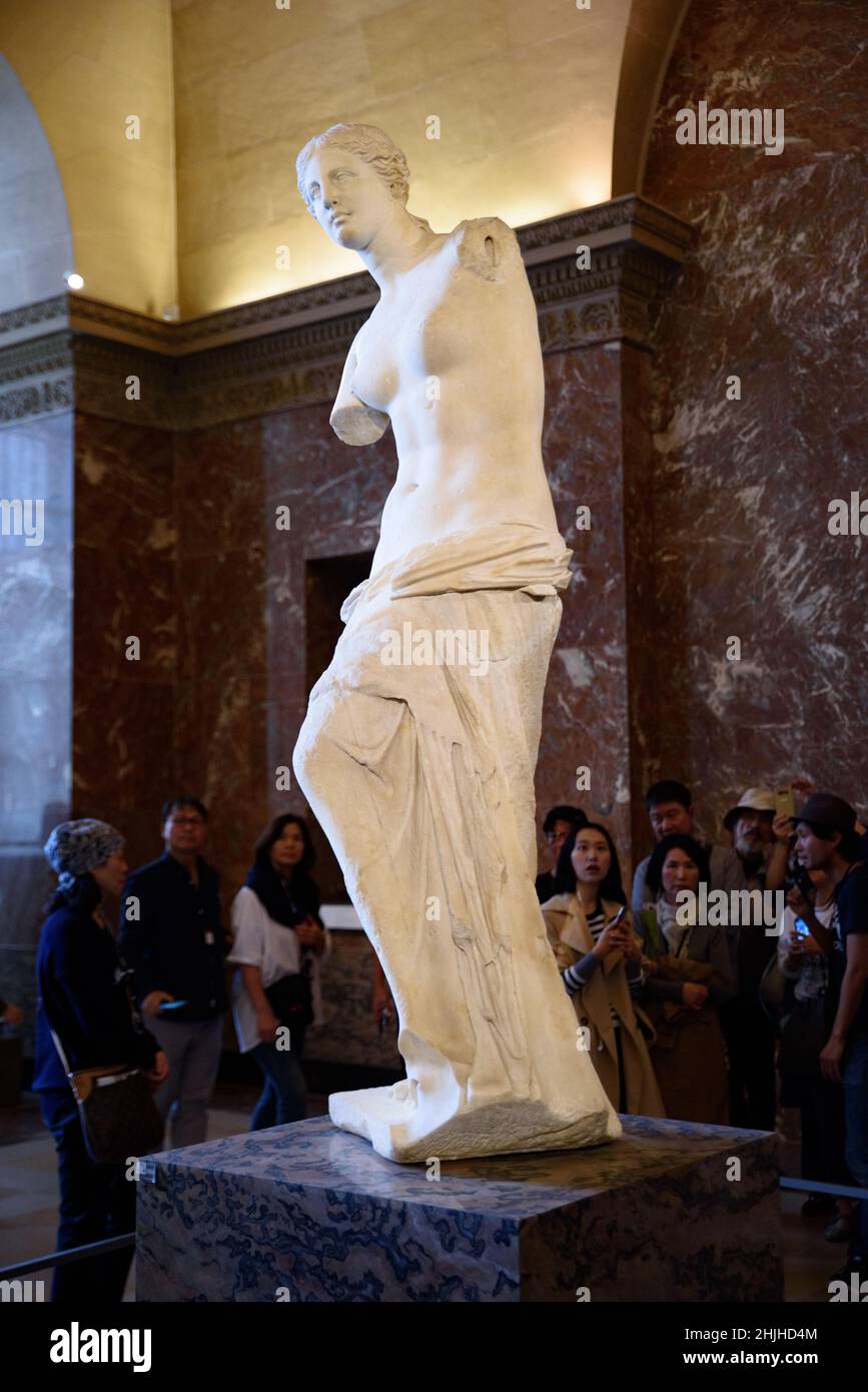 Venus de Milo (Afrodita de Milos), una de las esculturas griegas antiguas más famosas, que se exhiben en el Museo del Louvre de París, Francia Foto de stock