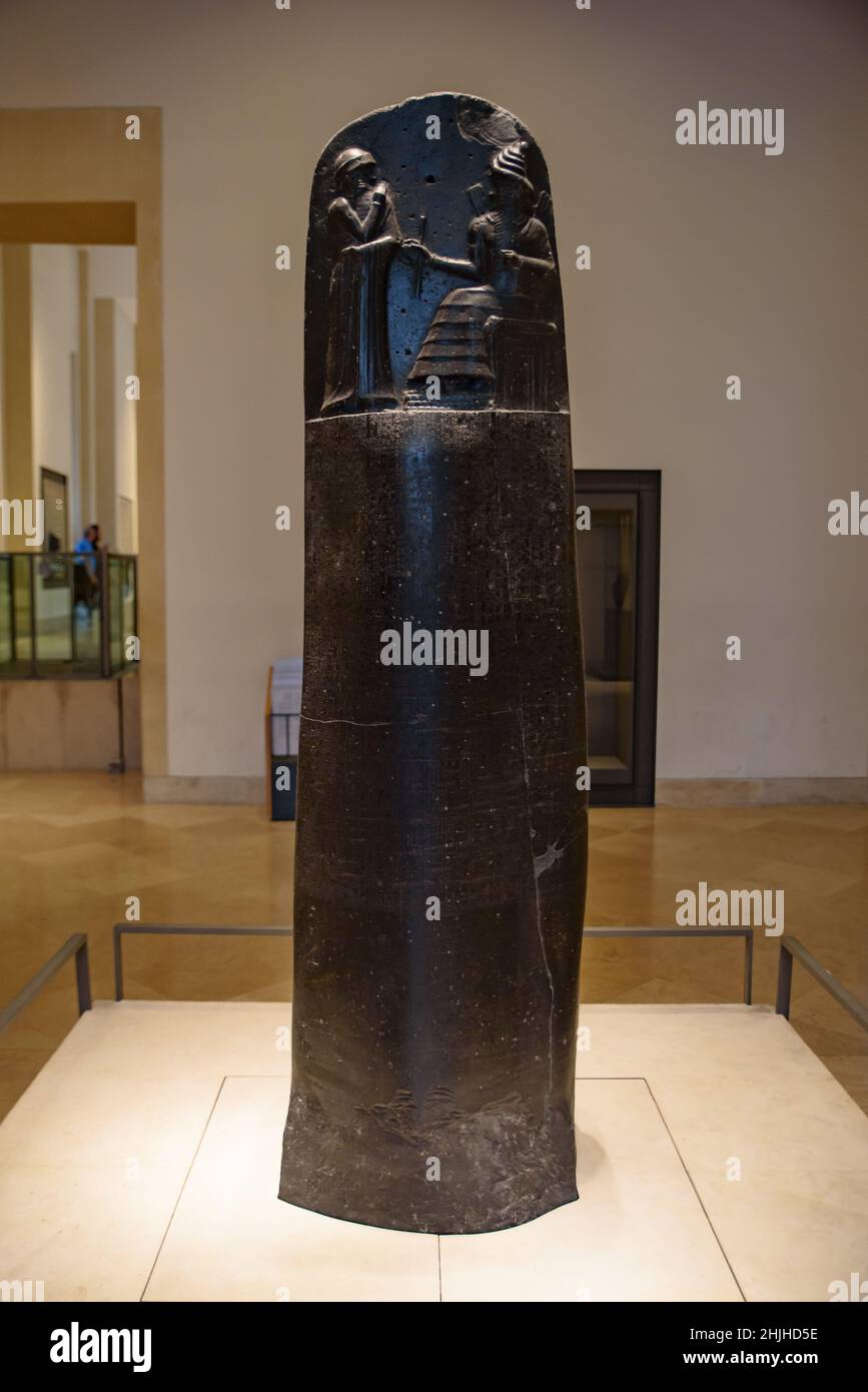 Código de Hammurabi, una estela inscrita con texto legal babilónico, en el Museo del Louvre en París, Francia Foto de stock