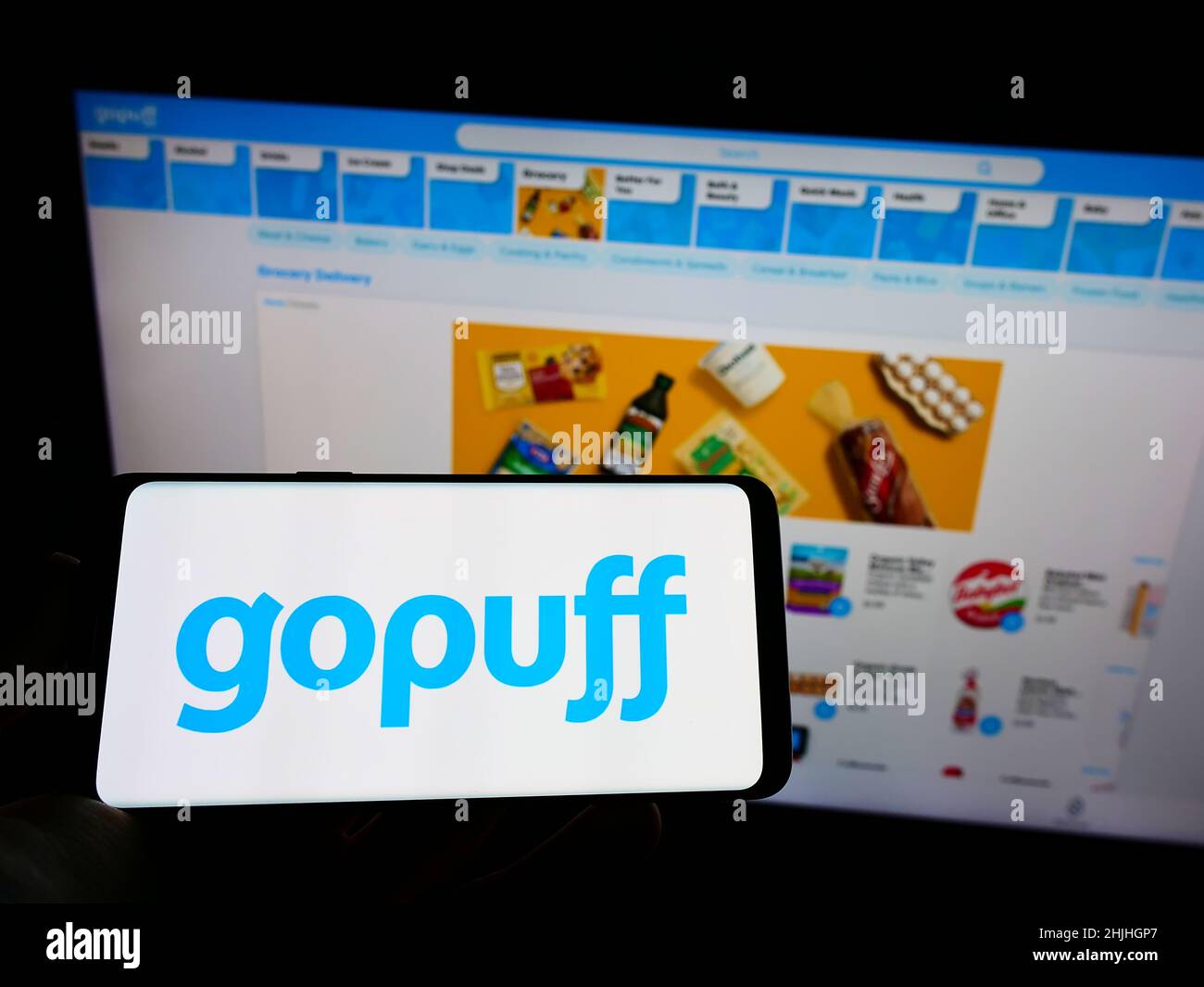 Persona Que Sostiene El Tel fono M vil Con El Logotipo De La Compa a 