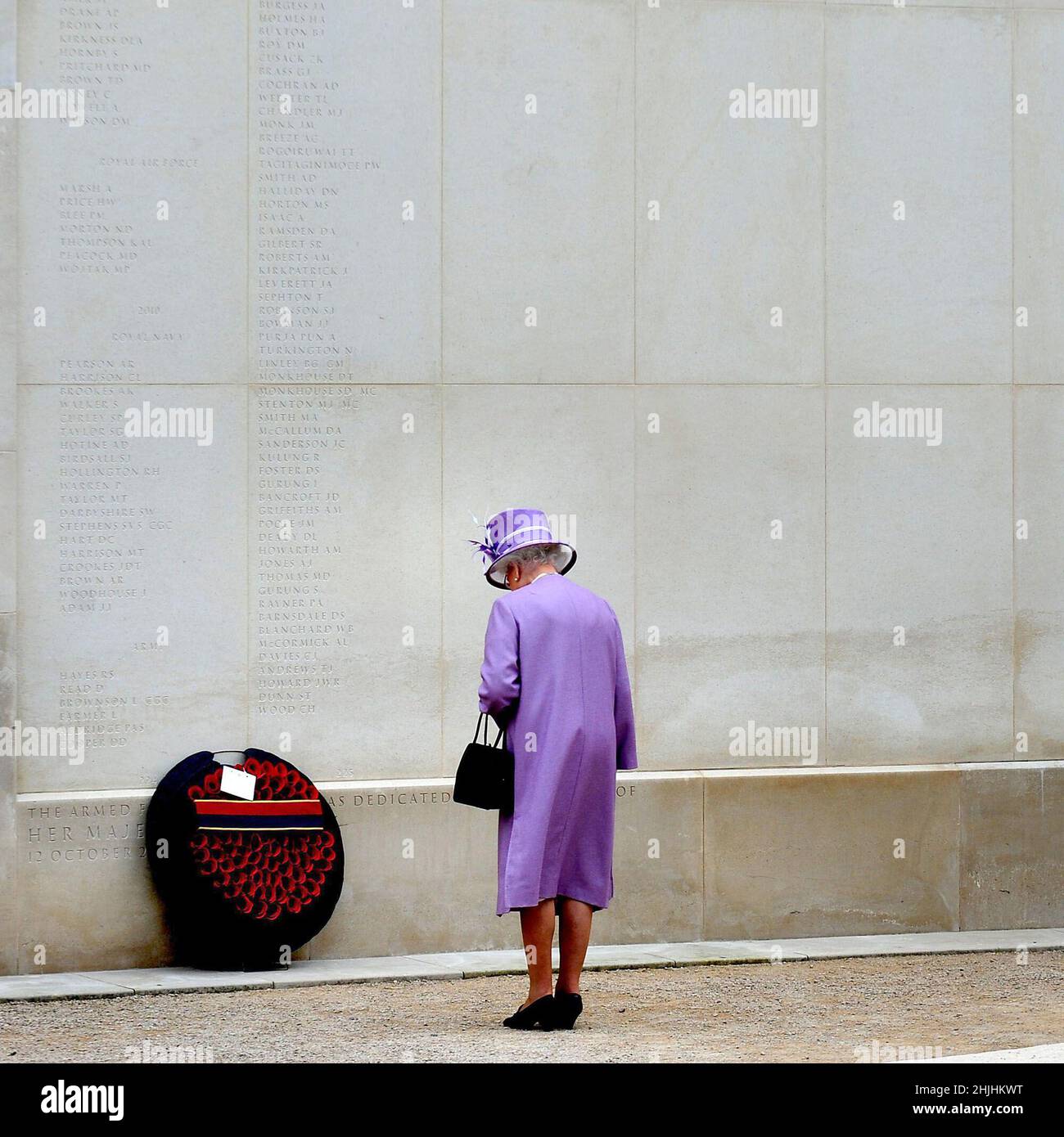 Foto del archivo fechada el 20/07/11 de la Reina Isabel II durante una visita al Arboretum del Monumento Nacional, Staffordshire, donde colocó una corona al lado del muro del Monumento a las Fuerzas Armadas. Fecha de emisión: Domingo 30 de enero de 2022. Foto de stock