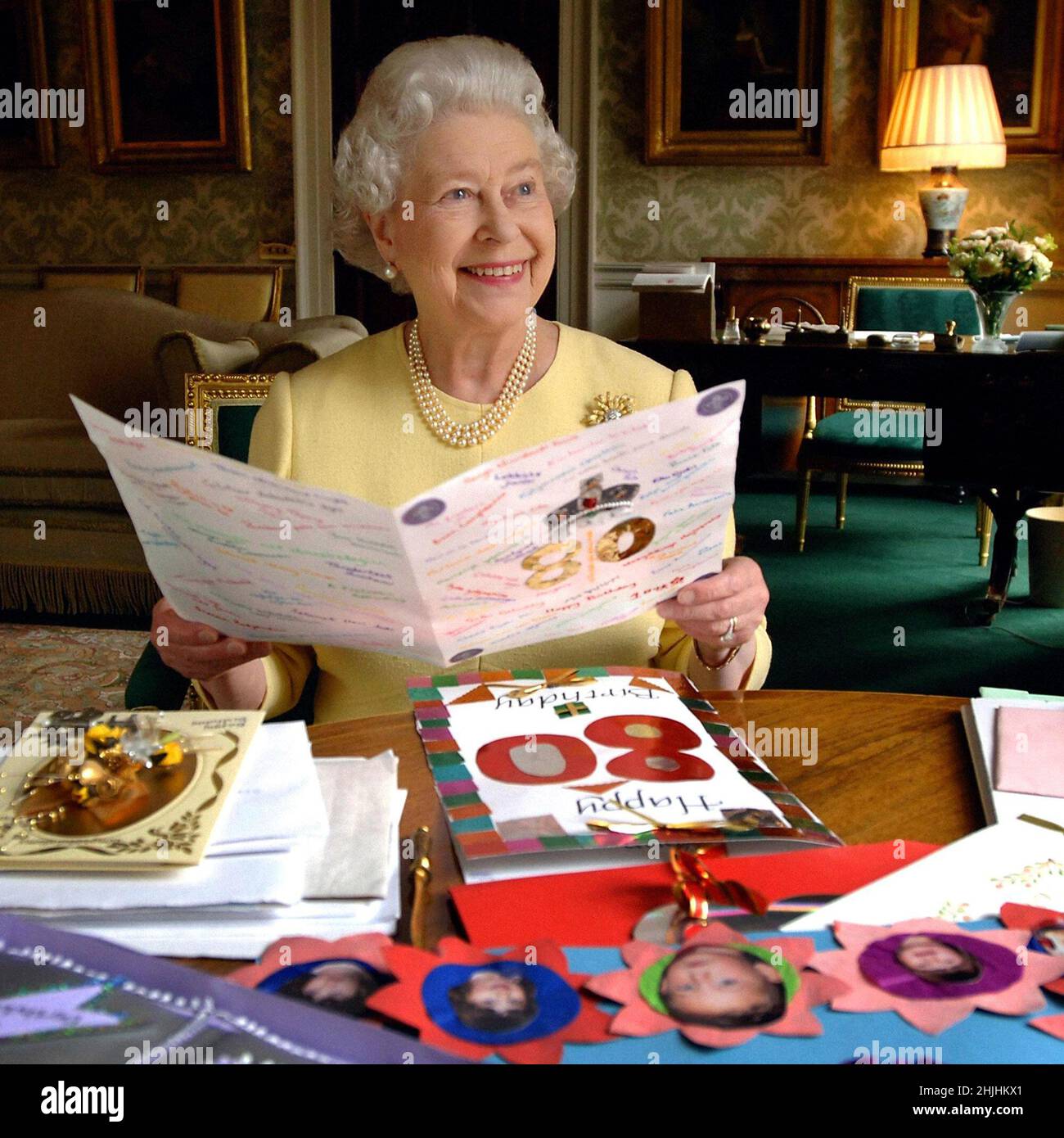 Foto del archivo fechada el 20/04/06 de la Reina Isabel II sentada en la Sala Regency en el Palacio de Buckingham en Londres mirando algunas de las tarjetas que le han sido enviadas para su cumpleaños de 80th. Fecha de emisión: Domingo 30 de enero de 2022. Foto de stock
