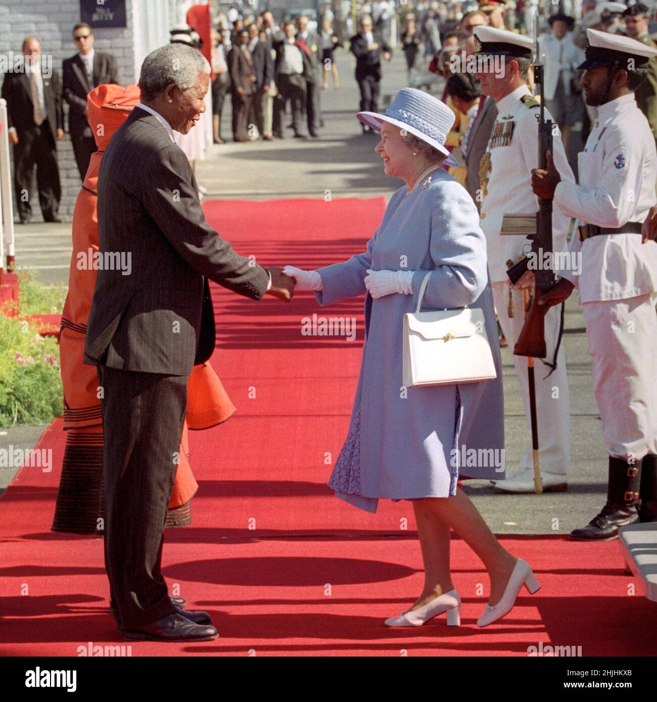 Foto del archivo fechada el 20/03/95, del Presidente de Sudáfrica Nelson Mandela saludando a la Reina Isabel II cuando se acerca del yate real Britannia en Ciudad del Cabo al comienzo oficial de su primera visita al país desde 1947. Fecha de emisión: Domingo 30 de enero de 2022. Foto de stock