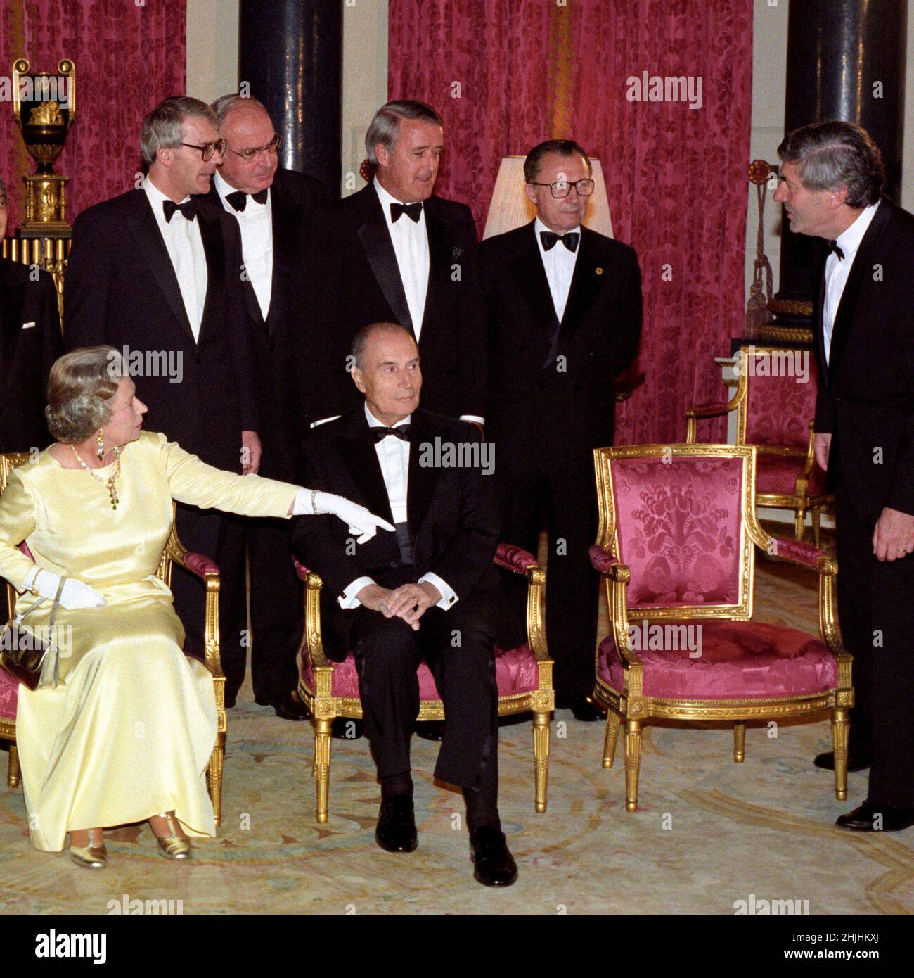 Foto del expediente del 16/07/91, de la Reina Isabel II, que se dirige a Ruud Lubbers, Primer Ministro de los Países Bajos y Presidente del Consejo de Ministros de la CE, para sentarse en una silla vacía después de la ausencia del Duque de Edimburgo, Los líderes de los países de la Cumbre de G7 se reunieron para hacer una foto-llamada antes de la cena en la sala de música del Palacio de Buckingham, Londres. Fecha de emisión: Domingo 30 de enero de 2022. Foto de stock