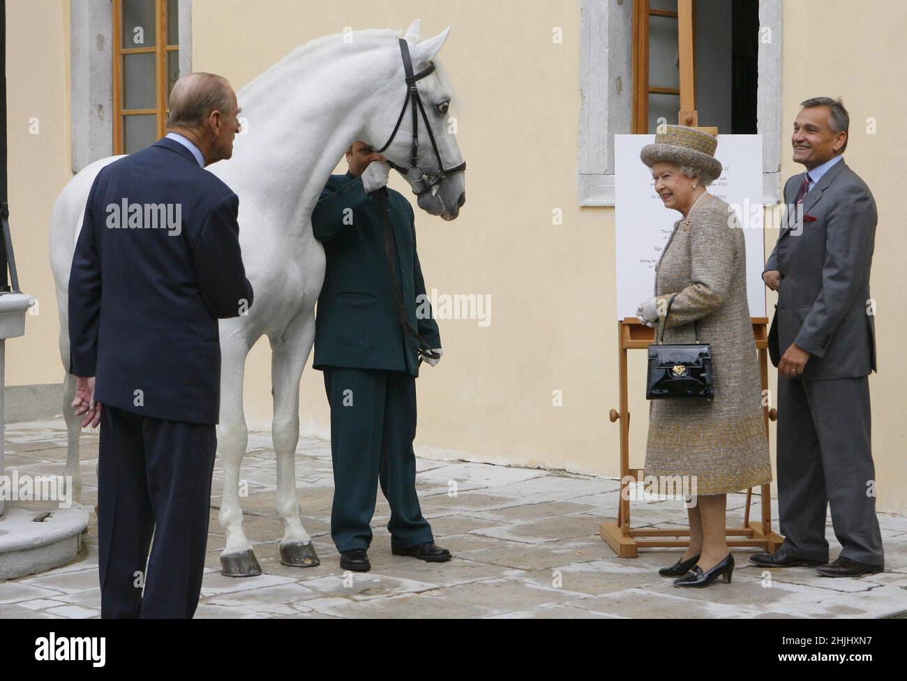 Foto del archivo fechada el 22/1/0/2008 de la Reina Isabel II y el Duque de Edimburgo (izquierda) con un caballo Lippizaner en los establos del Espárrago de Lipica durante su visita de estado a Eslovenia, con el Director Matjaz Pust (derecha). Más que cualquier otro interés, caballos y ponis han sido la pasión de la Reina a lo largo de su larga vida. Fecha de emisión: Domingo 30 de enero de 2022. Foto de stock
