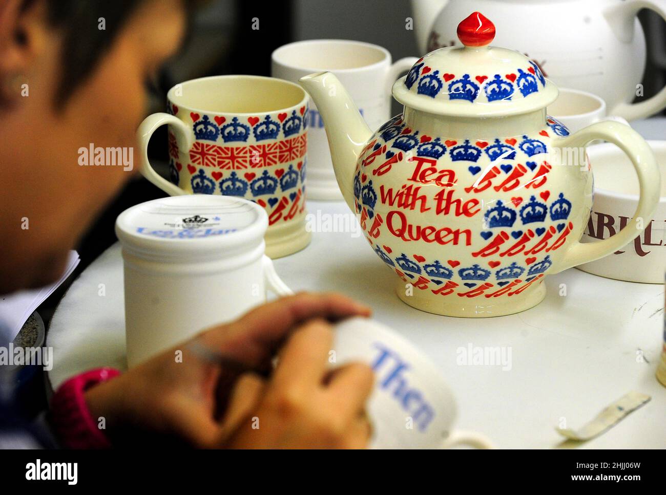 Foto del archivo de 24/2/2012 Teapot y tazas que están siendo decoradas, como la colección del Jubileo del Diamante para celebrar el Jubileo del Diamante de la Reina fue revelada por Emma Bridgewater en el Bridgewater Pottery, Hanley, Stoke on Trent. Fecha de emisión: Domingo 30 de enero de 2022. Foto de stock