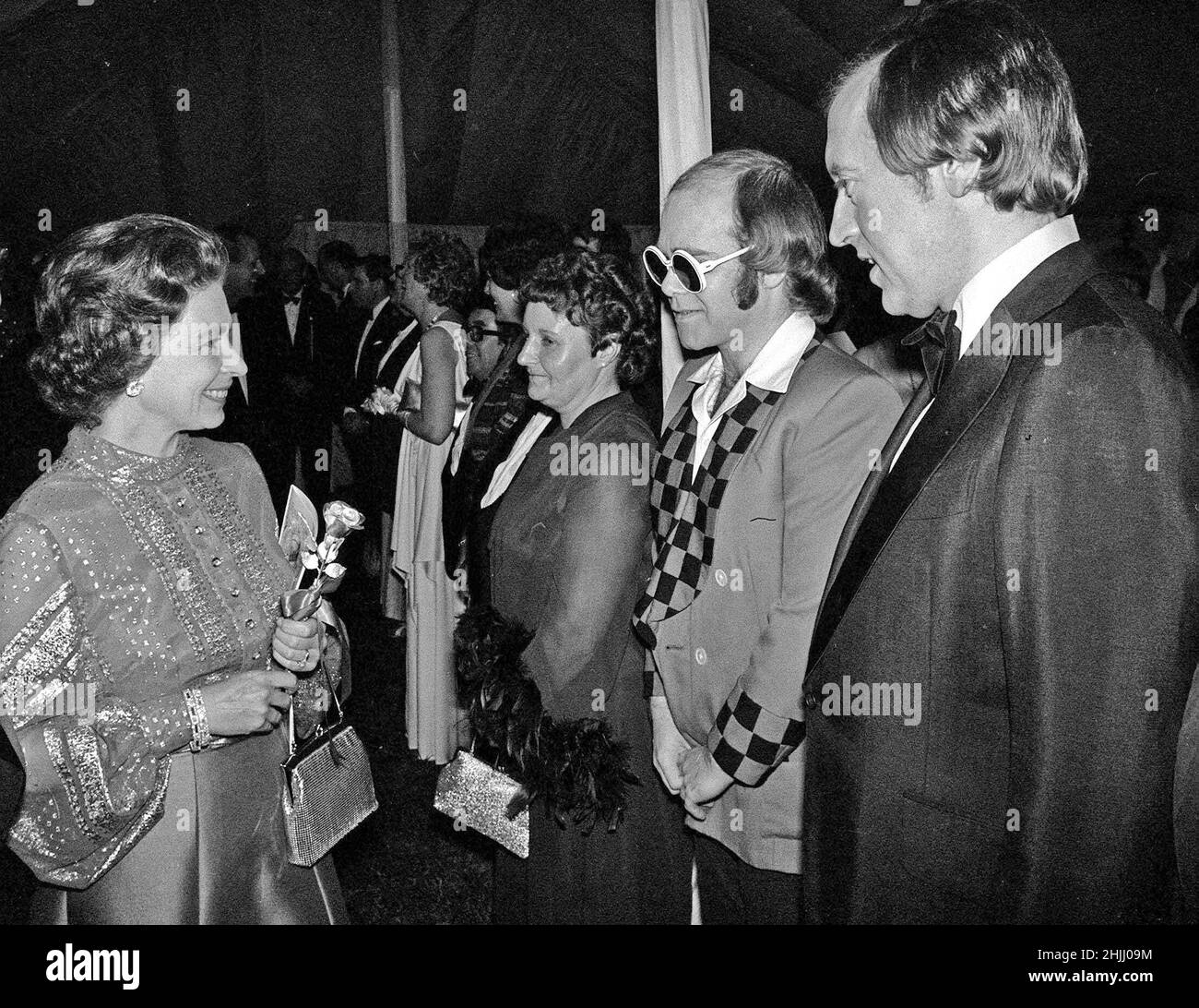 Foto del archivo fechada el 29/5/1977 de Elton John, estrella pop bestacada, y David Frost