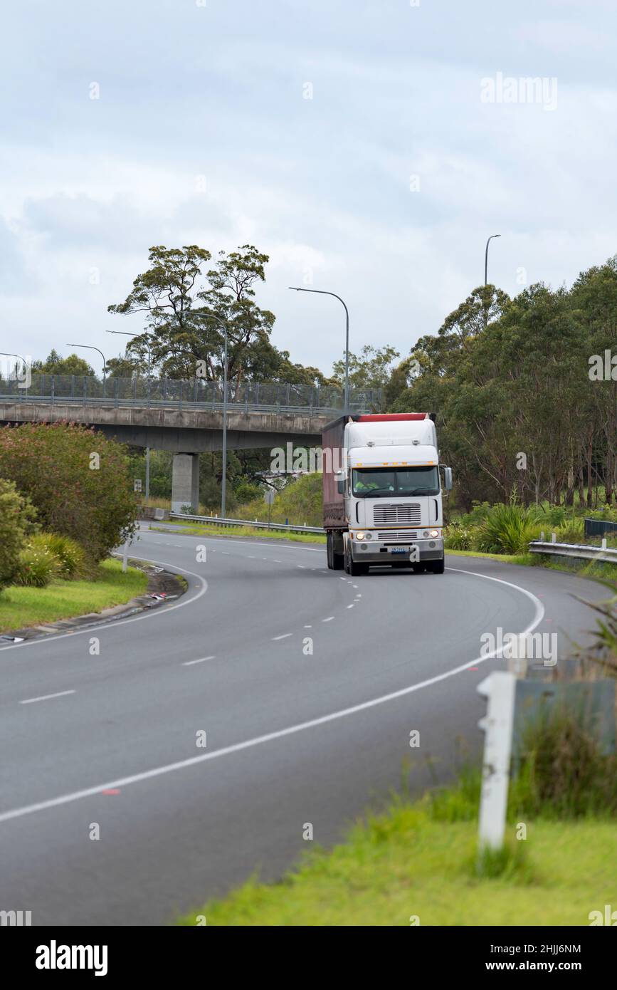 Un camión semirremolque que viaja hacia el norte por la autopista del Pacífico (M1) Australia, en una zona de 100km km cerca de Nabiac, Nueva Gales del Sur Foto de stock