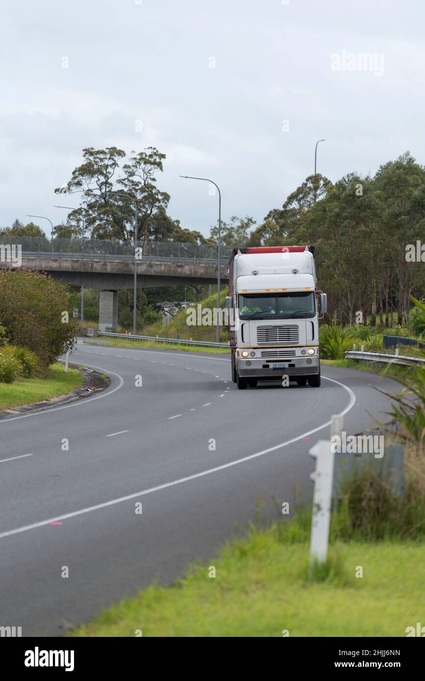 Un camión semirremolque que viaja hacia el norte por la autopista del Pacífico (M1) Australia, en una zona de 100km km cerca de Nabiac, Nueva Gales del Sur Foto de stock