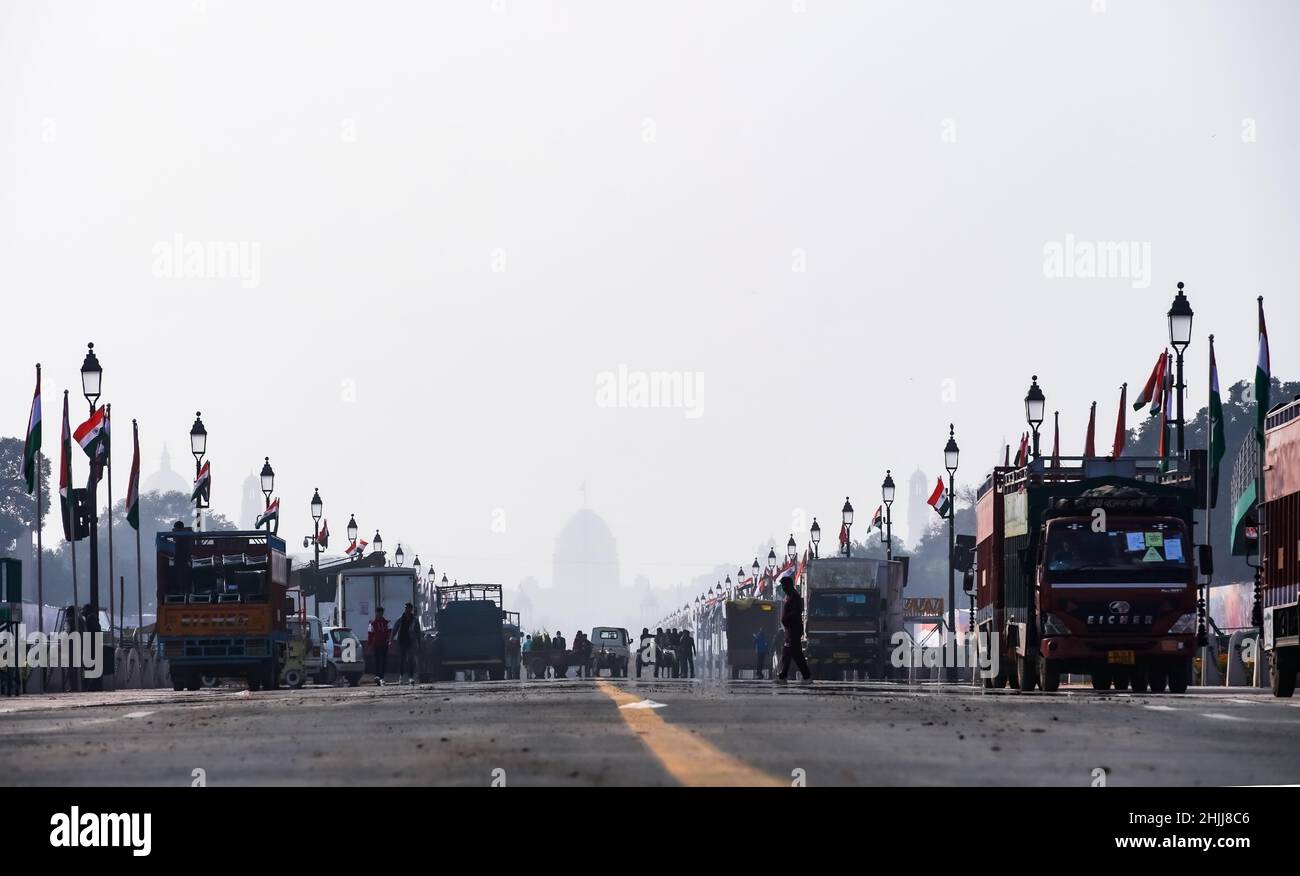 Delhi, India. Vista de la calle principal, Rajpath, entre las Casas del Parlamento y la Puerta de la India (como se ve en el horizonte) en una brillante y soleada morni Foto de stock