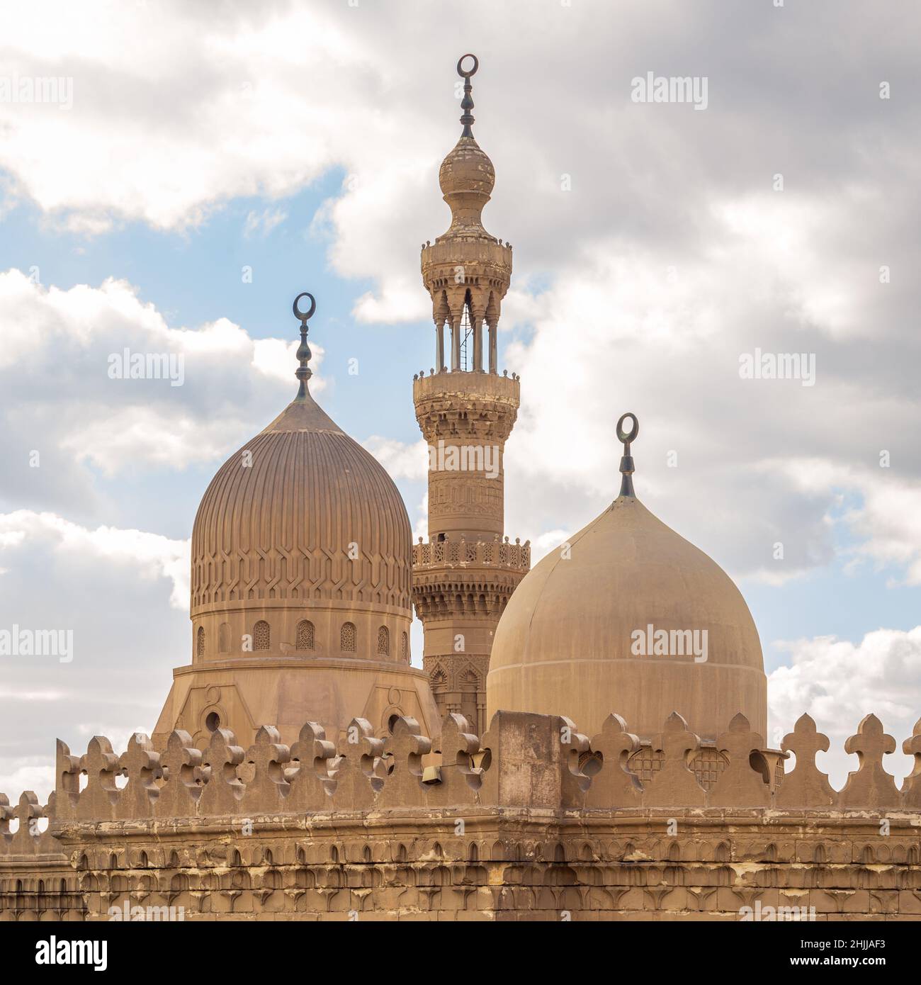 Los minaretes y la cúpula de la Mezquita Al Rifai, El Cairo, Egipto, con cielo nublado Foto de stock