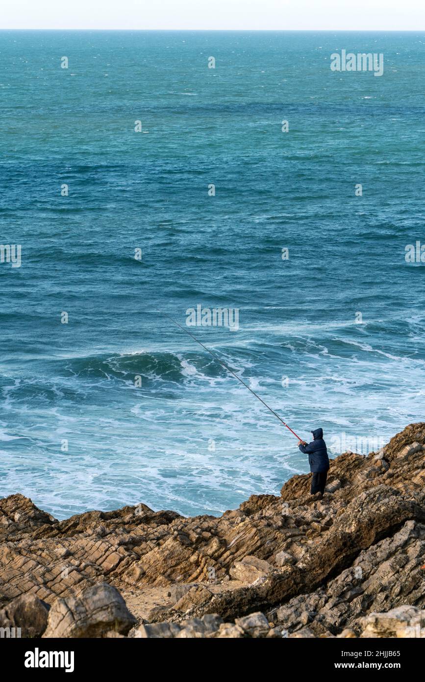 Cañas de pescar en el mar mediterráneo en la playa paisaje costero y  concepto de pesca