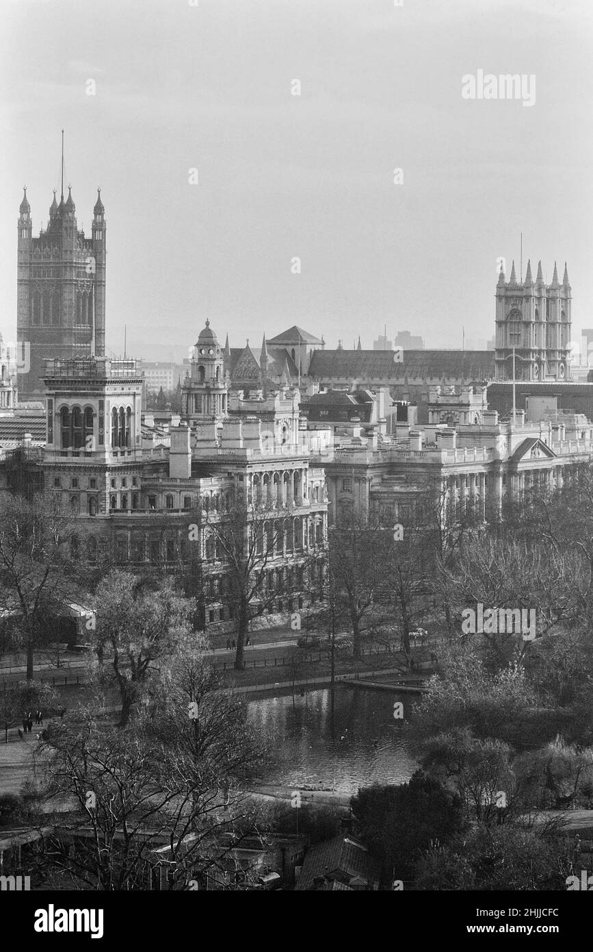 Horizonte de Whitehall, tomado del Monumento del Duque de York, Londres, Inglaterra. Alrededor de 1980s Foto de stock