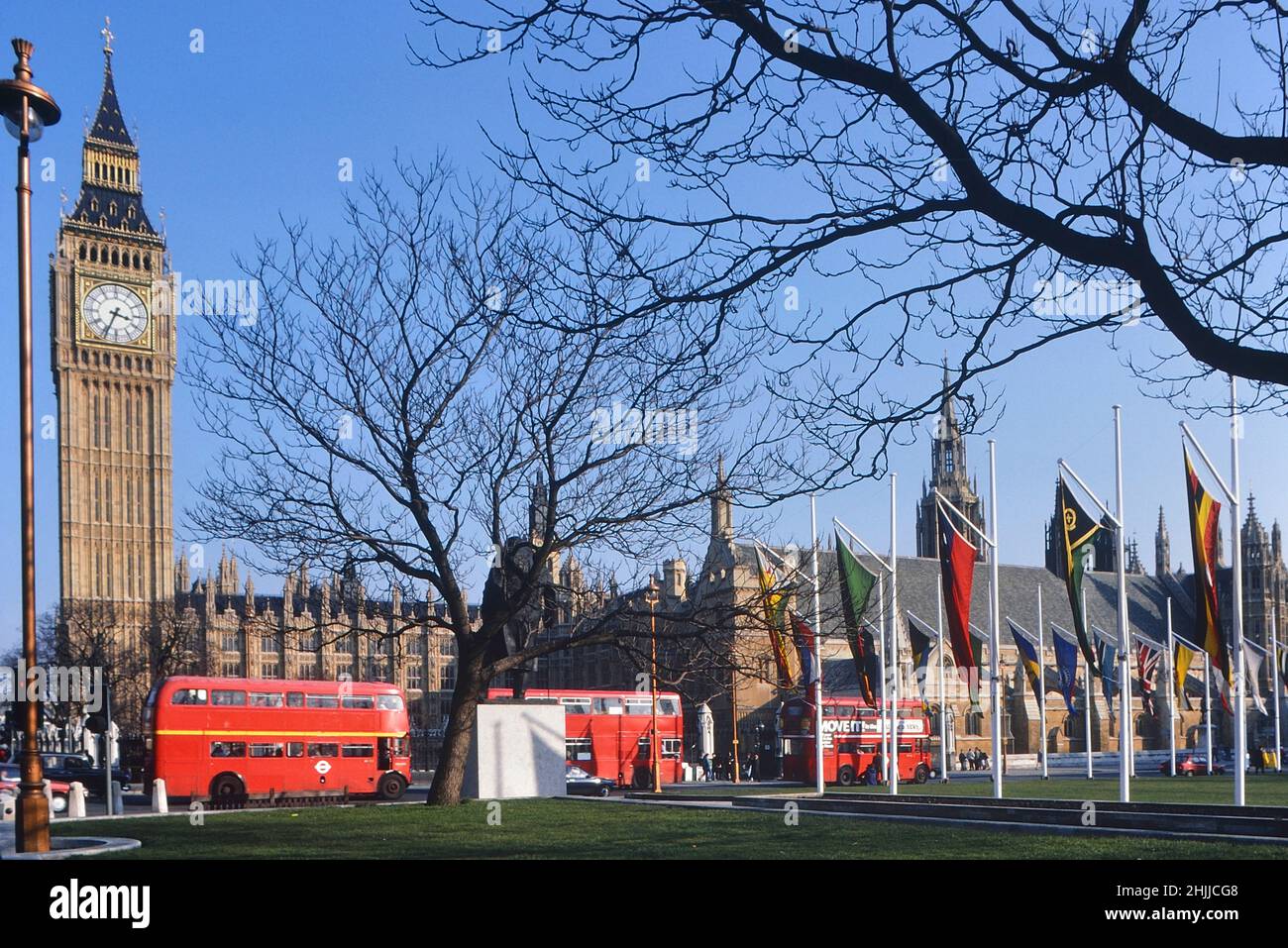 Vea a través de la Plaza del Parlamento hacia el Big Ben, las Casas del Parlamento, Londres, el Palacio de Westminster, Inglaterra, Reino Unido. Circa1980's. Foto de stock