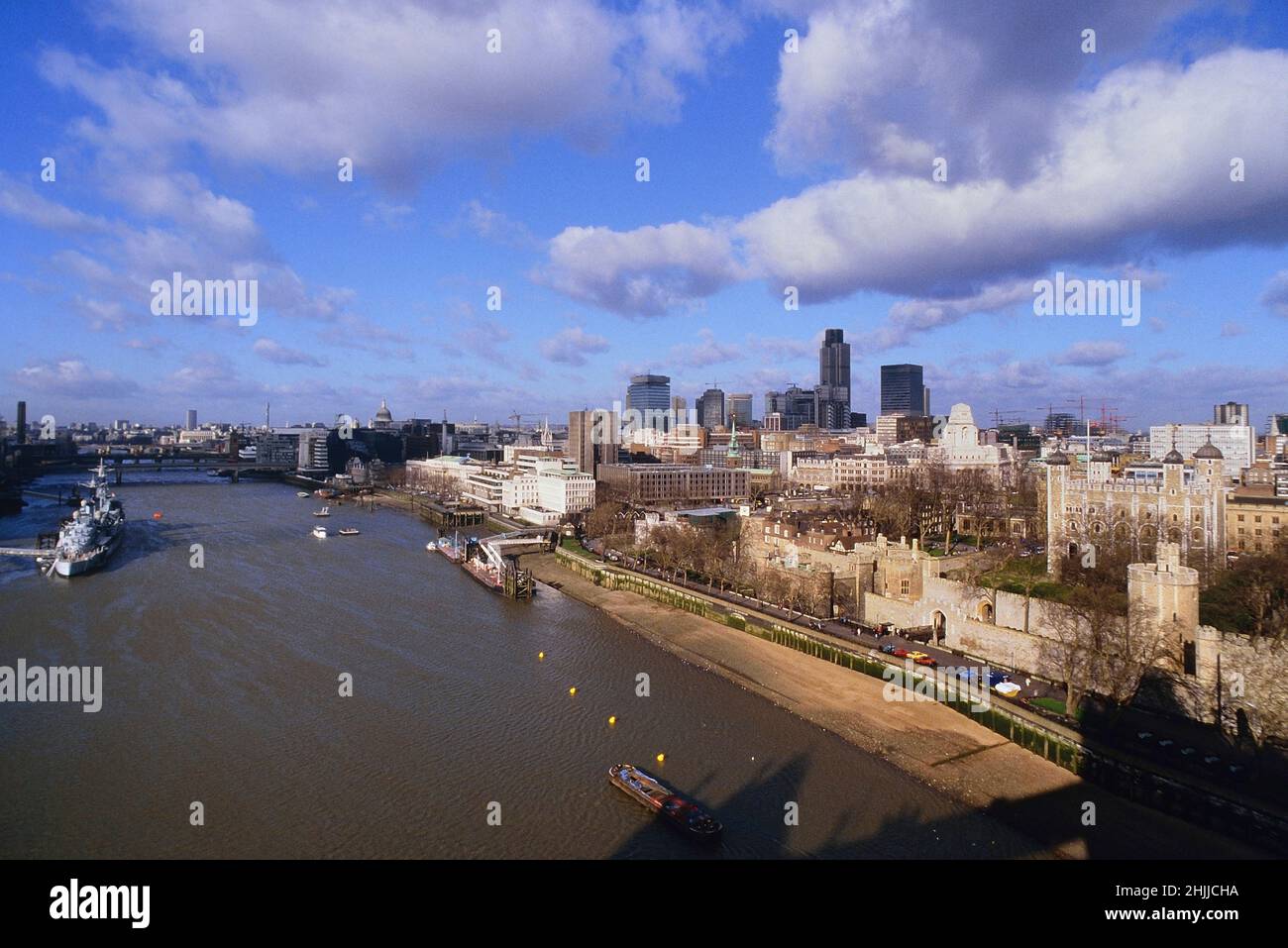 Distrito financiero de Londres y la Torre de Londres vista desde el Tower Bridge. Londres, Inglaterra. Alrededor de los años 80 Foto de stock