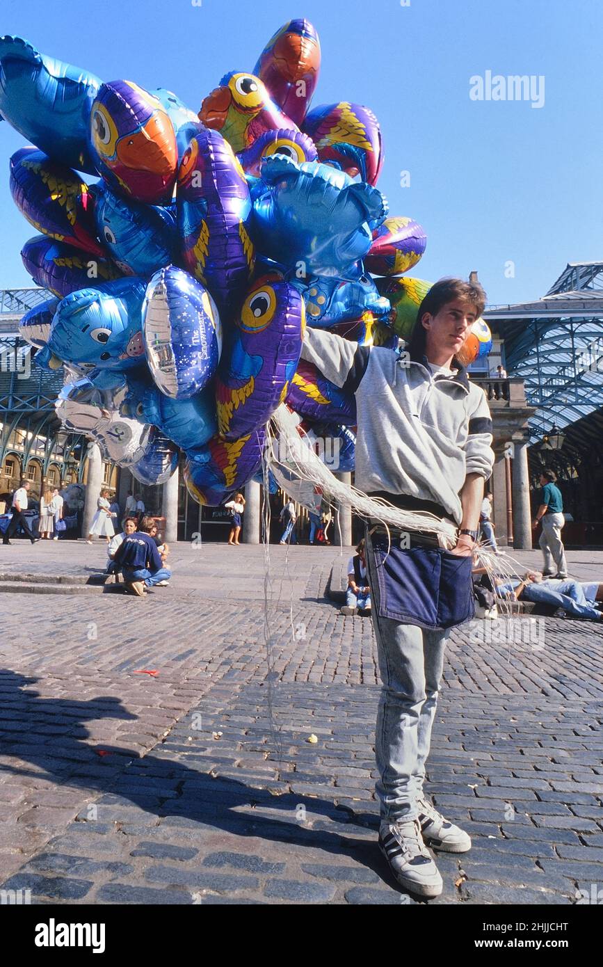 Vendedor de globos, Covent Garden, Londres, Inglaterra, Reino Unido. Alrededor de los años 80 Foto de stock