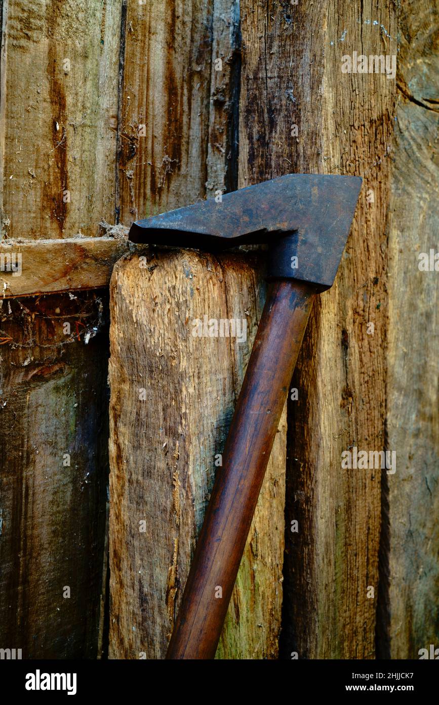 Una herramienta de mano de madera adze. Foto de stock