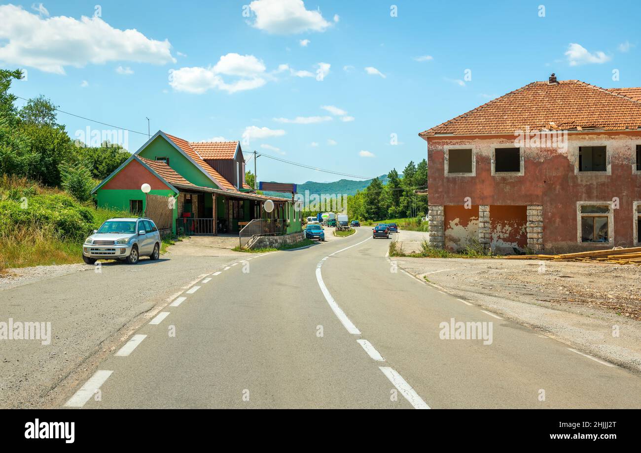 Paisaje con la imagen de la carretera de montaña en Montenegro Foto de stock